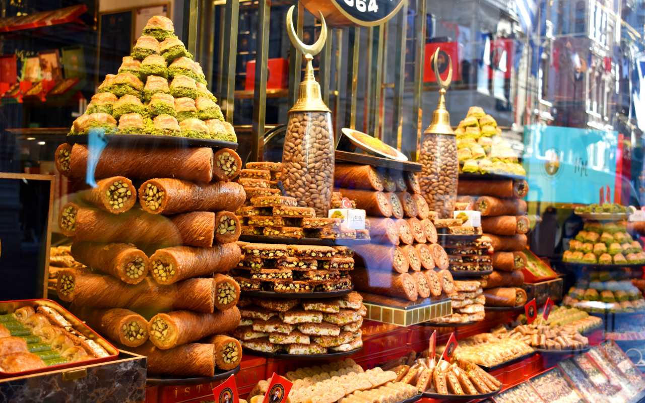 Selección de comida callejera turca servidos en puestos callejeros de Estambul.