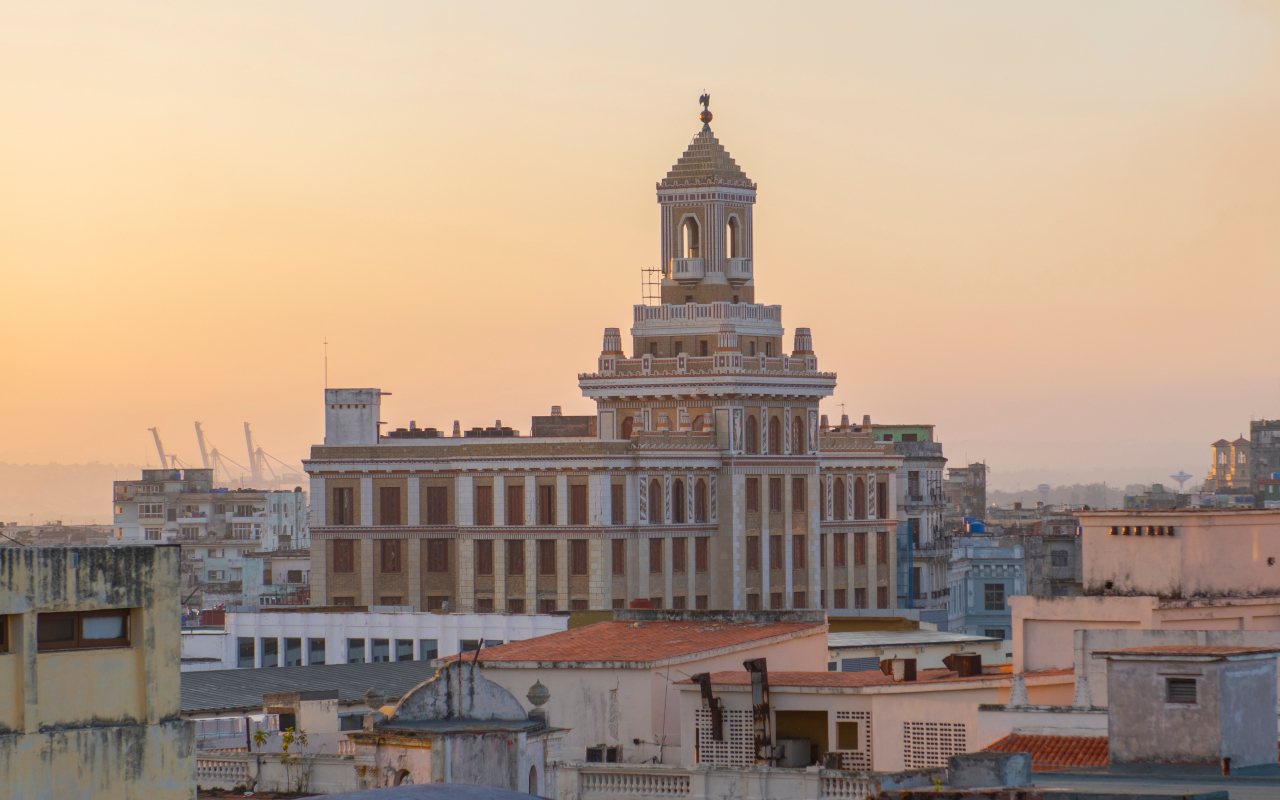 Vista al atardecer del icónico edificio Bacardí en La Habana, Cuba