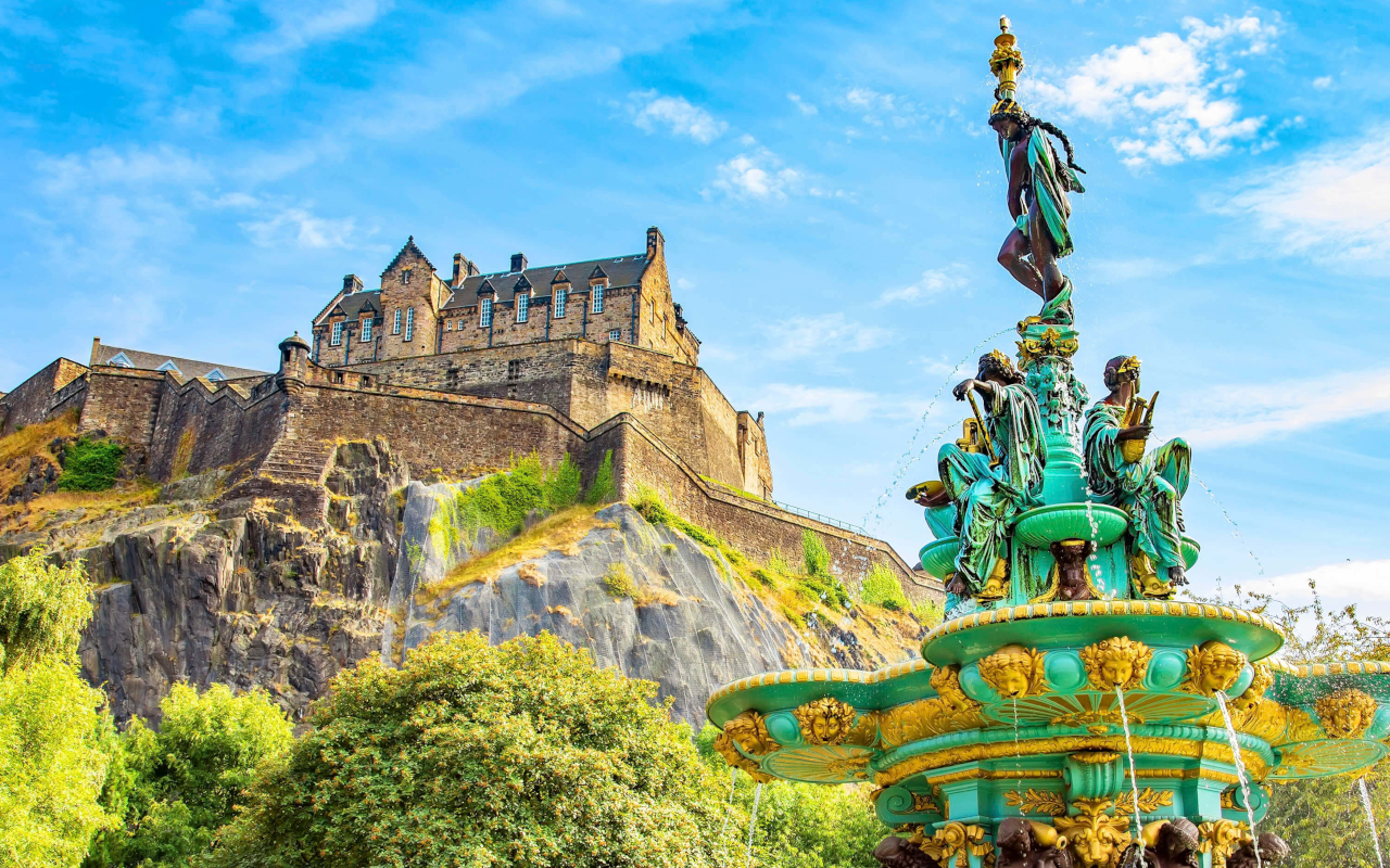 Vista del Castillo de Edimburgo desde los jardines de Princes Street, con la fuente Ross en primer plano.