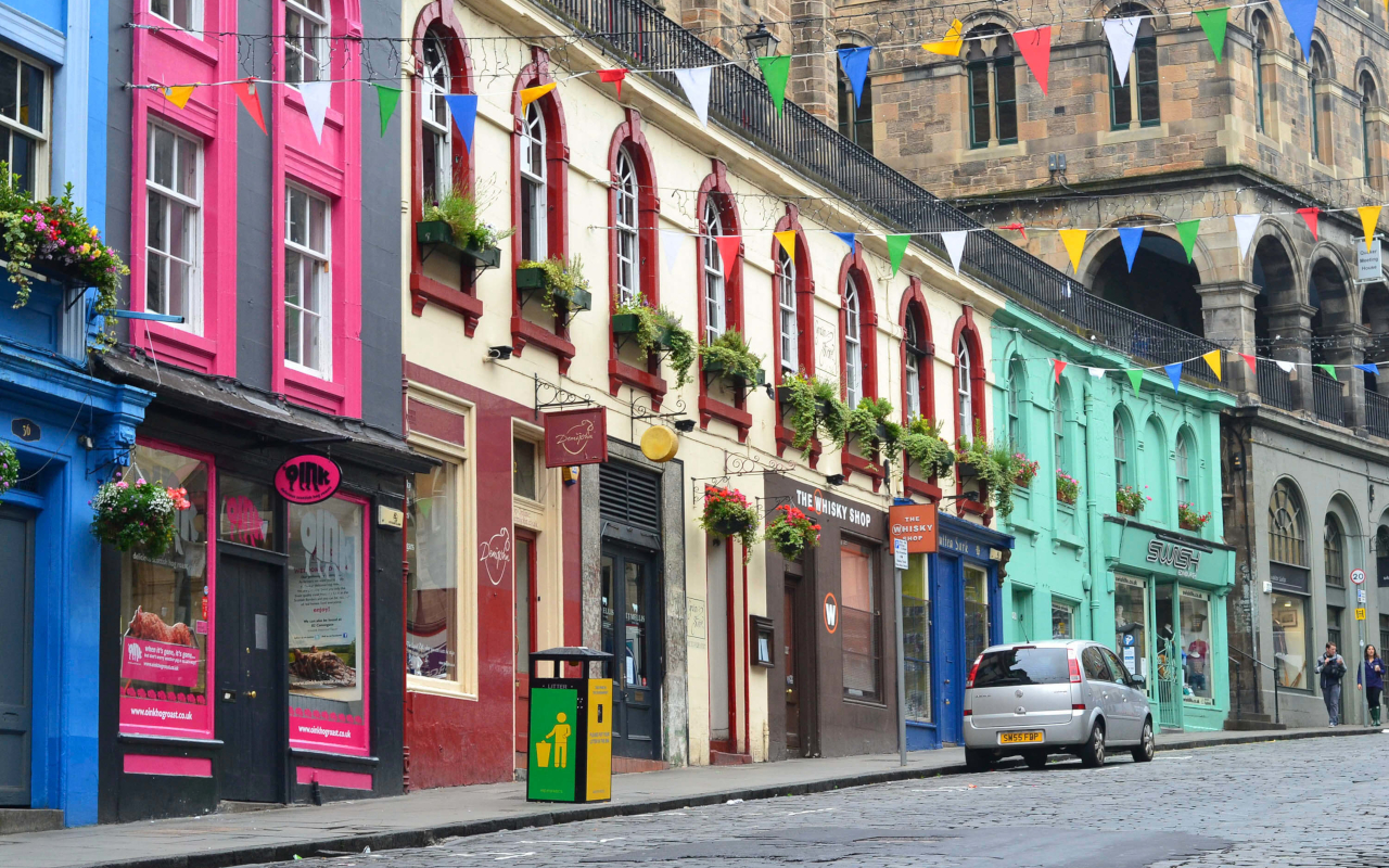 Fachadas de colores en Victoria Street, una de las calles más pintorescas de Edimburgo.