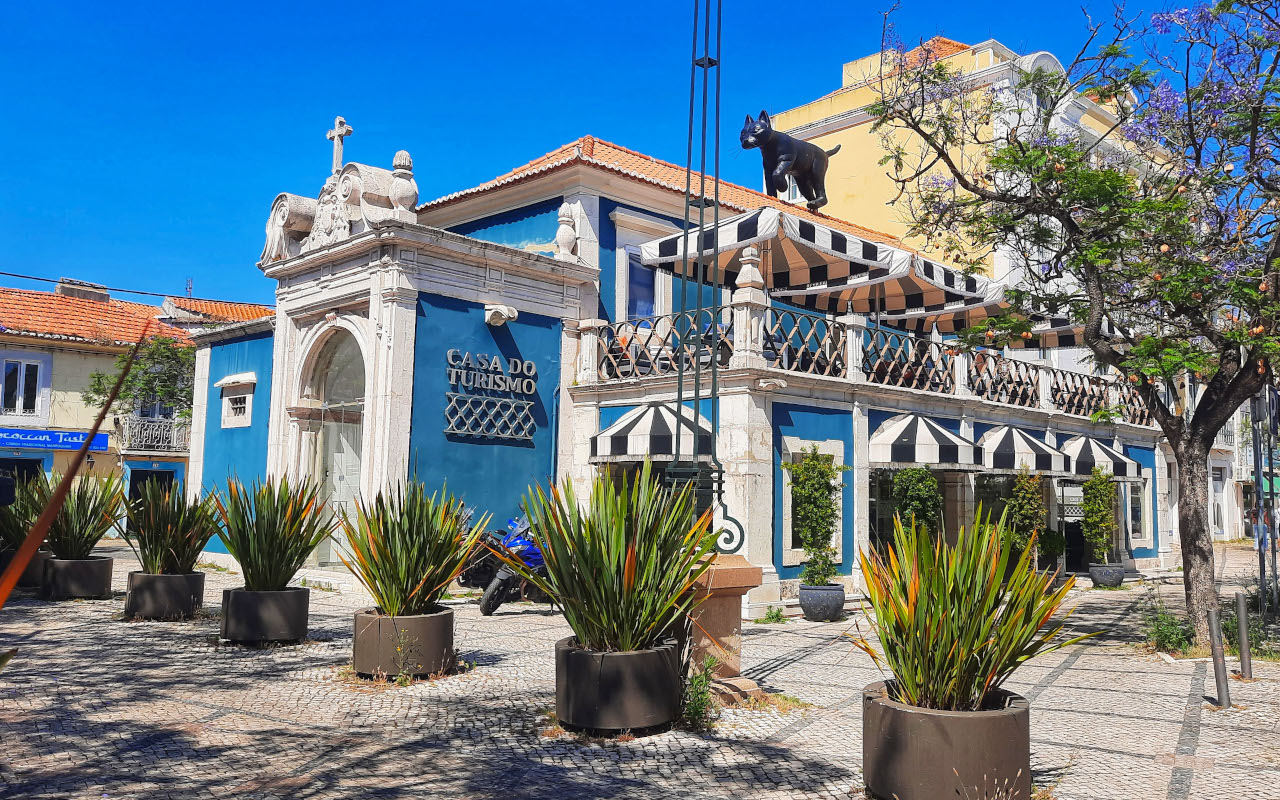Fachada azul y blanca de la Casa de Turismo de Setúbal.