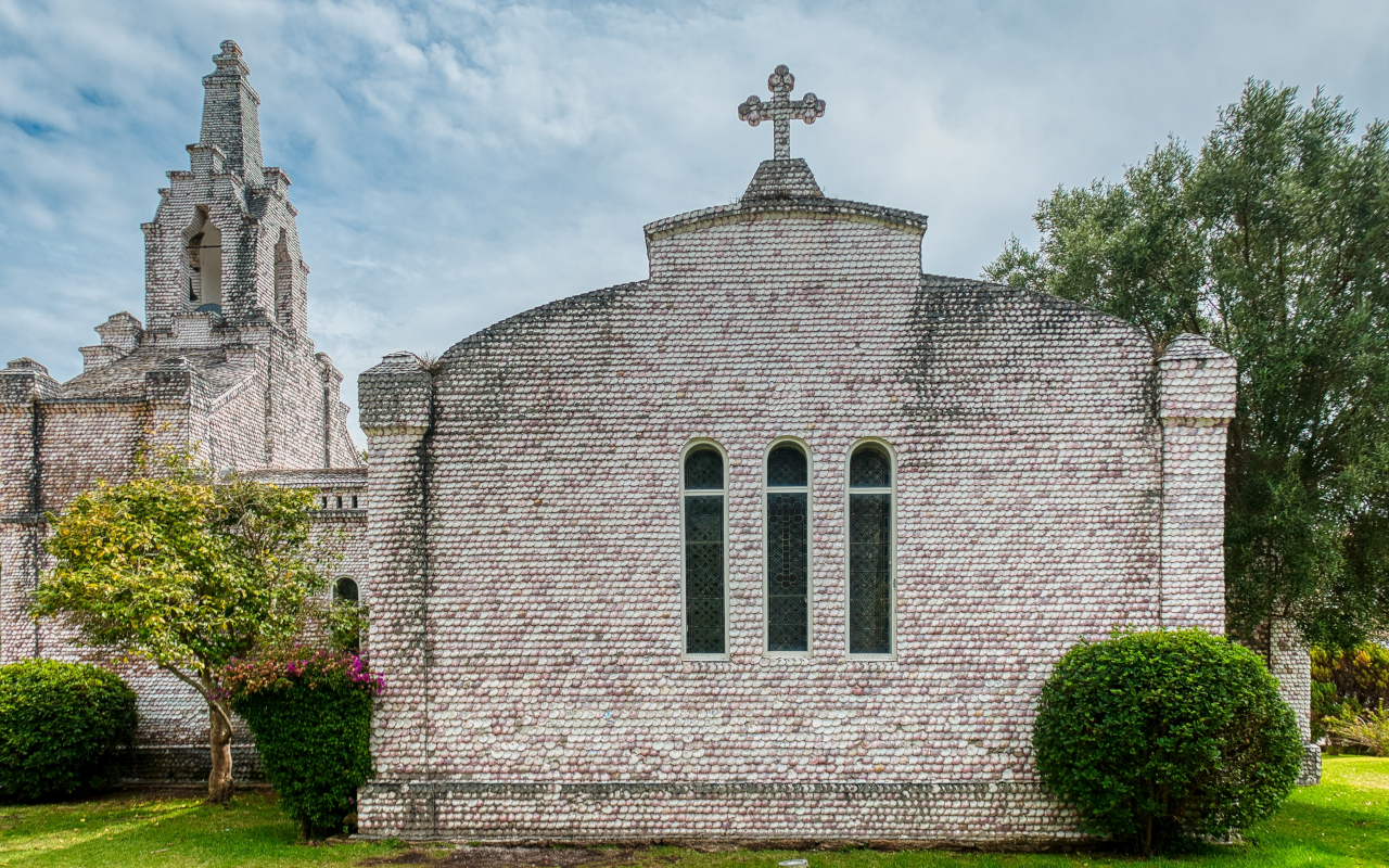 La iglesia de las Conchas en la Isla da Toxa, famosa por su fachada cubierta con miles de conchas marinas.
