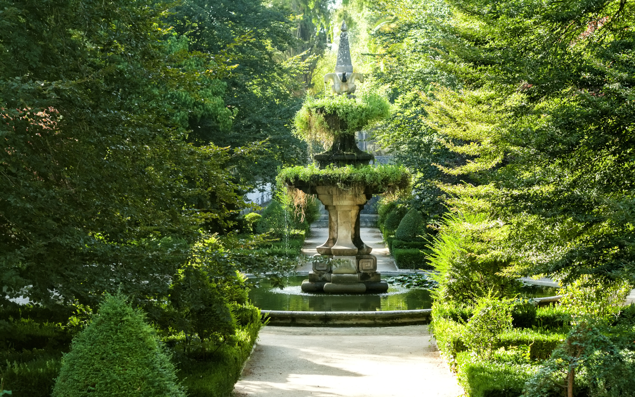 Frondoso jardín botánico de Coímbra, Portugal