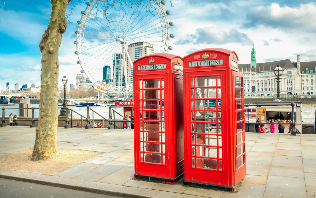 Cabinas telefónicas rojas frente al London Eye, uno de los rincones más reconocibles del centro de Londres.