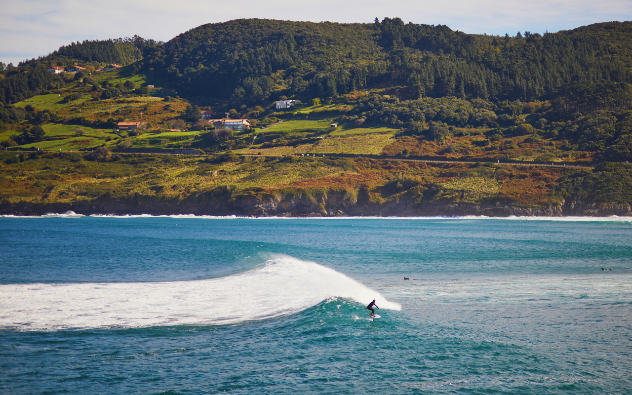 Una de las mejores olas del mundo en la localidad vasca de Mundaka