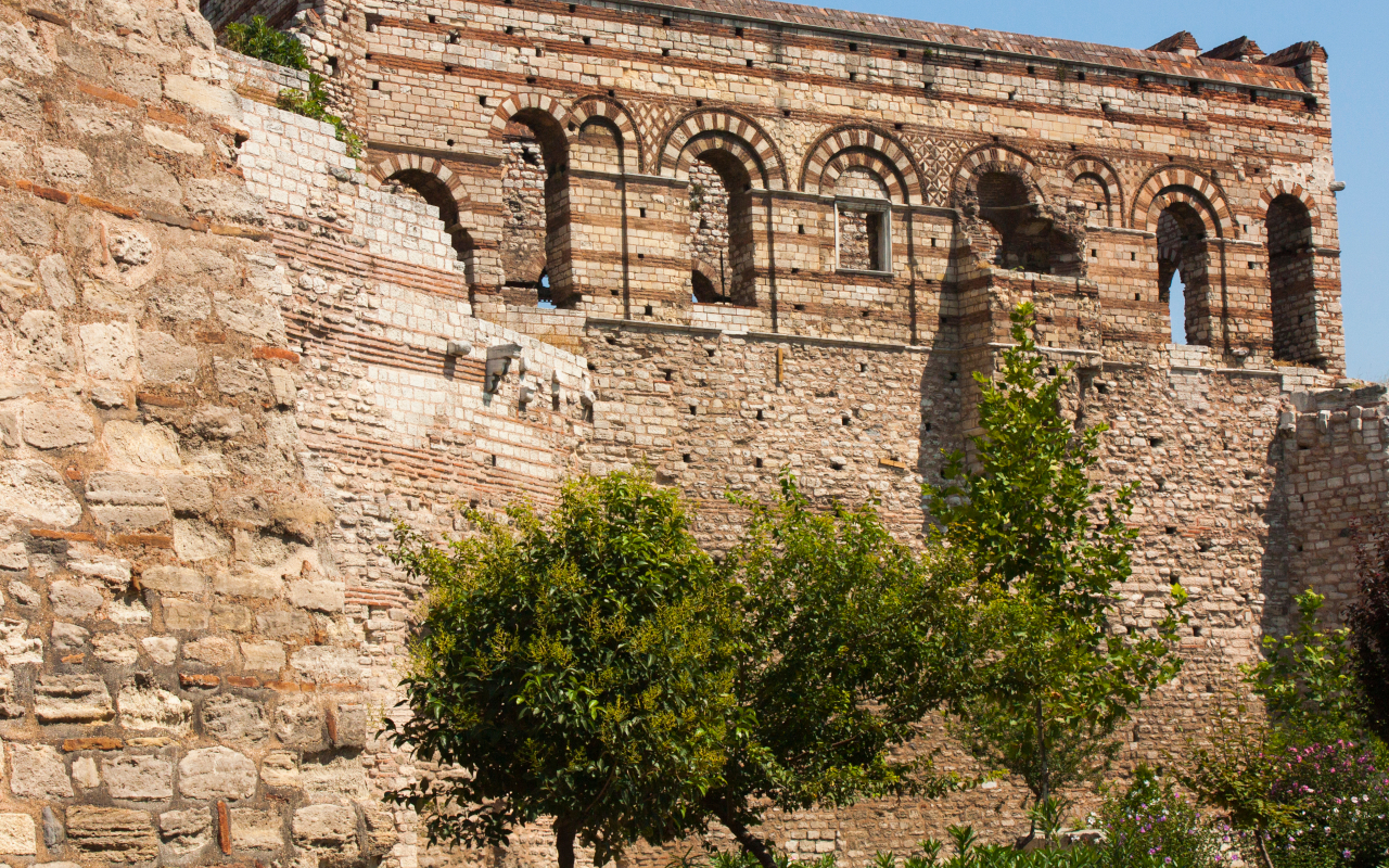 El palacio de los Porfirogenetas fue una residencia imperial bizantina cargada de historia y misterio.