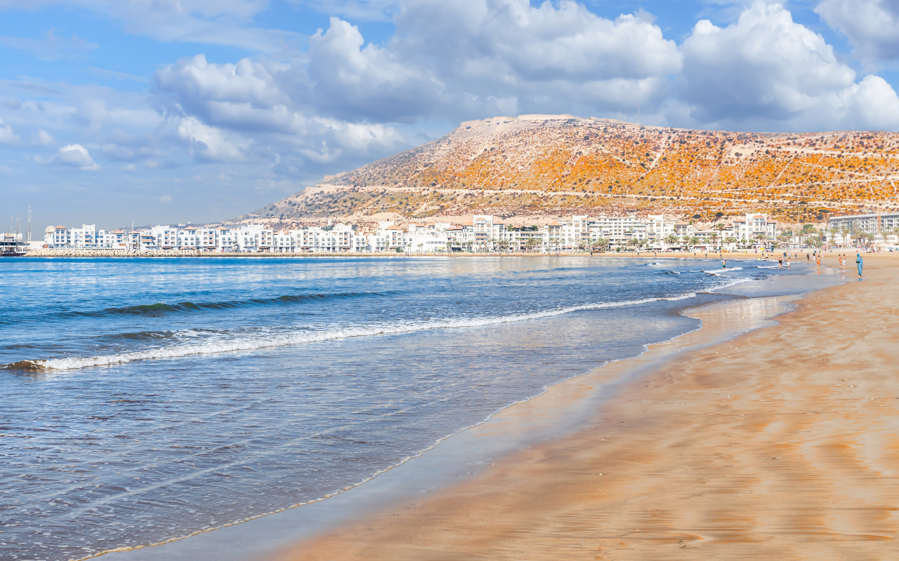 La playa de Agadir es perfecta para relajarse, nadar o pasear sobre su arena dorada.