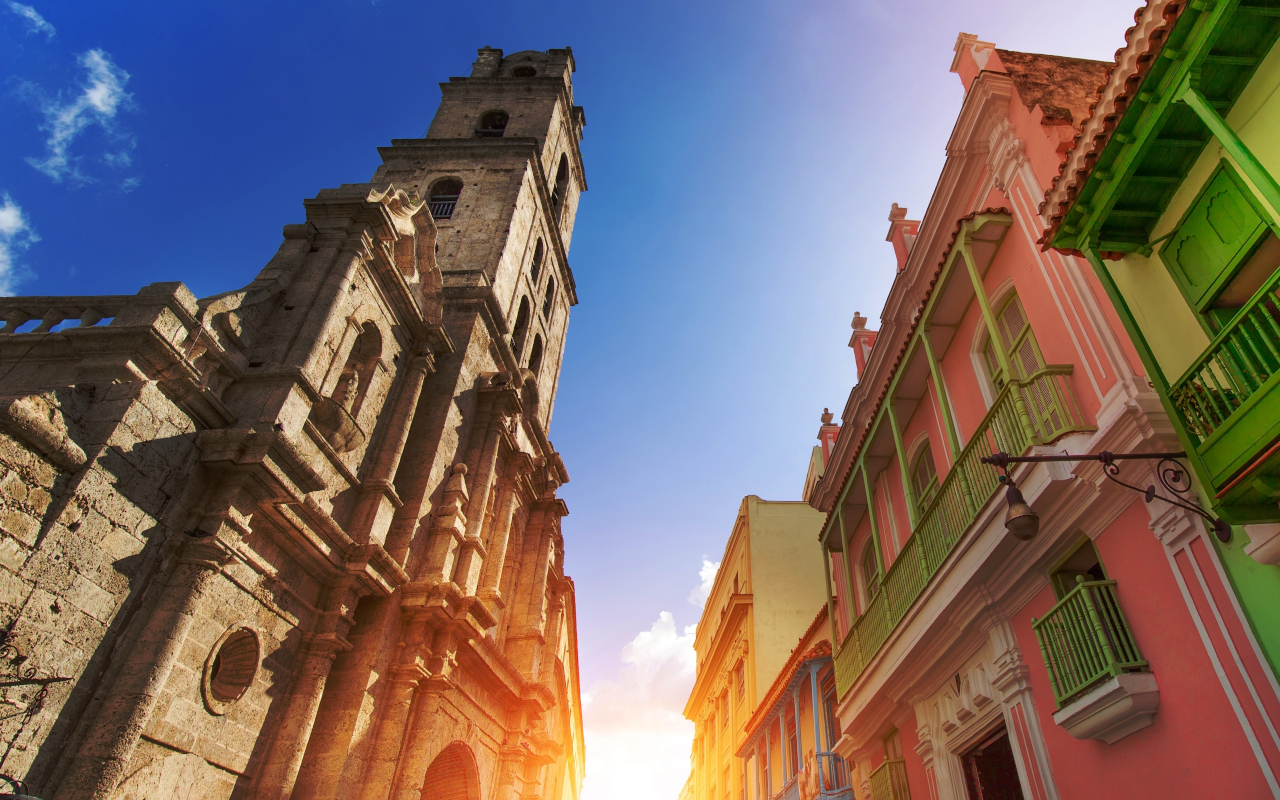 El cielo iluminado entre los edificios de la plaza de San Francisco, La Habana