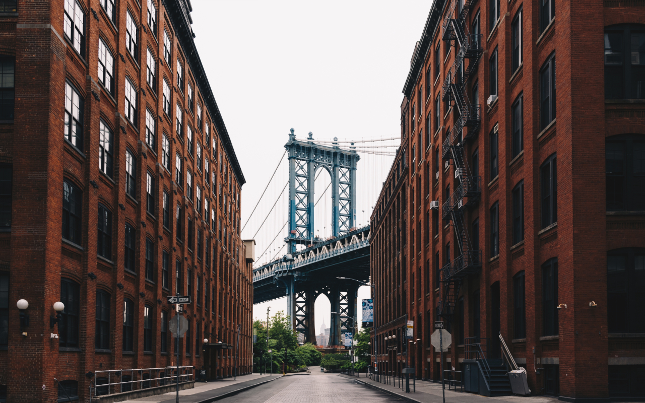Puente de Manhattan visto entre edificios de ladrillo rojo en el barrio de DUMBO en Brooklyn.