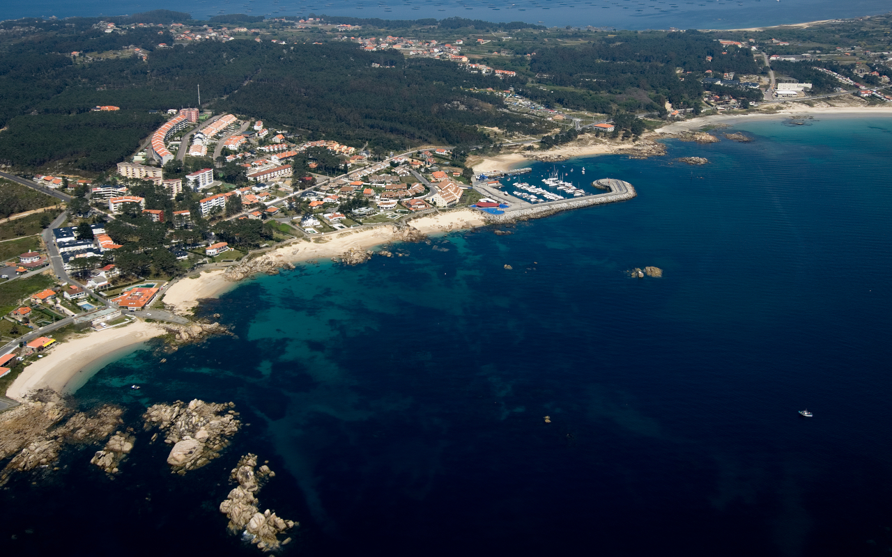Impresionante vista aérea de la ría de Arousa, con sus aguas tranquilas y paisajes naturales únicos.