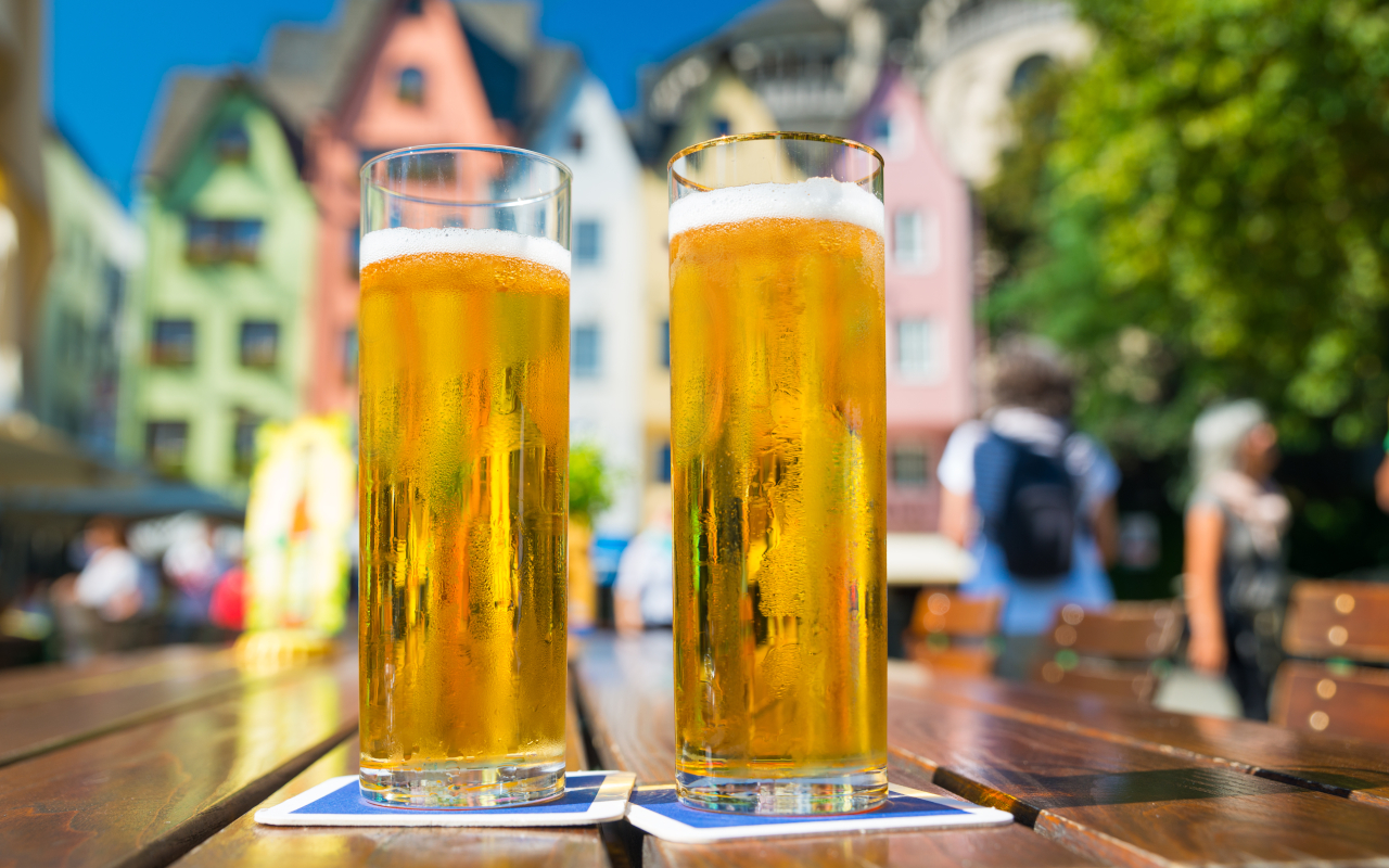 Dos cervezas con la ciudad de Colonia de fondo.