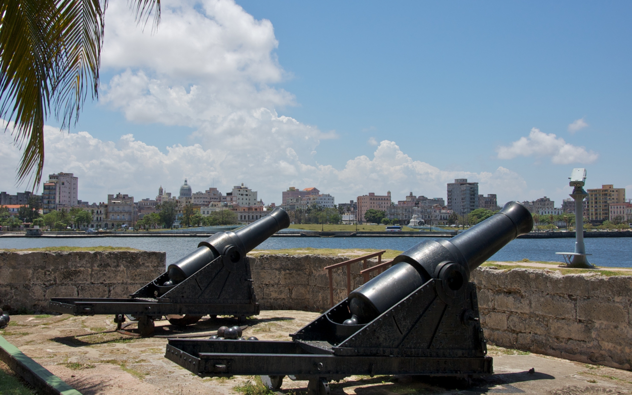 Cañones de la fortaleza de San Carlos en La Habana, Cuba