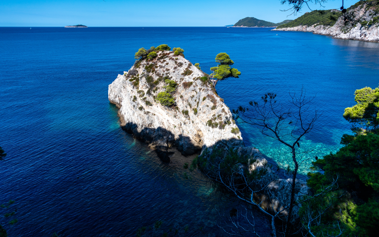 Vistas de la costa de la isla de Kolocep.