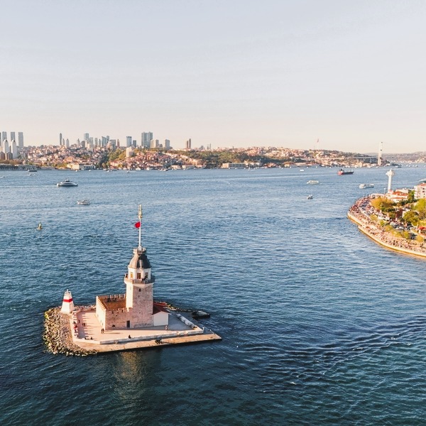 Torre de la Doncella en el Bósforo con la ciudad de Estambul al fondo.