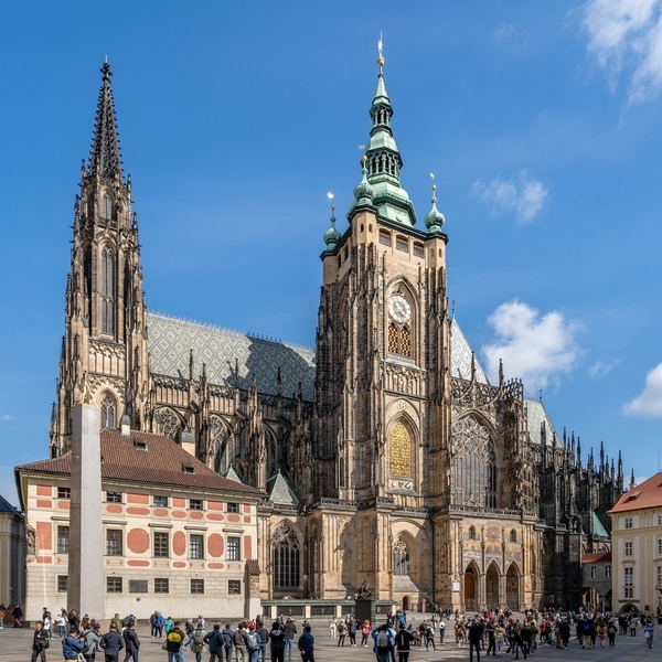 Turistas frente a la Catedral de San Vito en el Castillo de Praga.