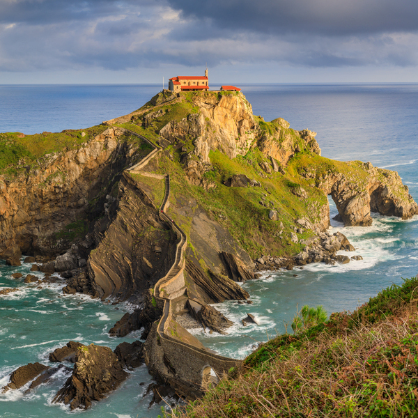 Ermita de San Juan de Gaztelugatxe sobre el islote