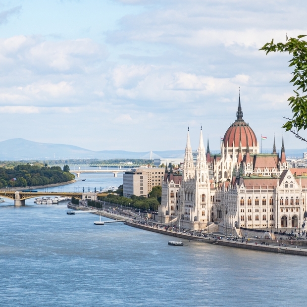 Parlamento de Budapest al lado del Río Danubio