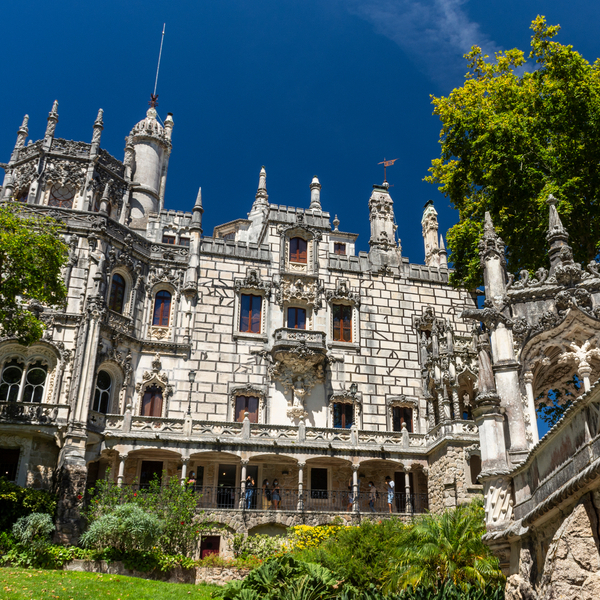 Detalle de la fachada del Palacio de la Quinta da Regaleira en Sintra, Portugal.