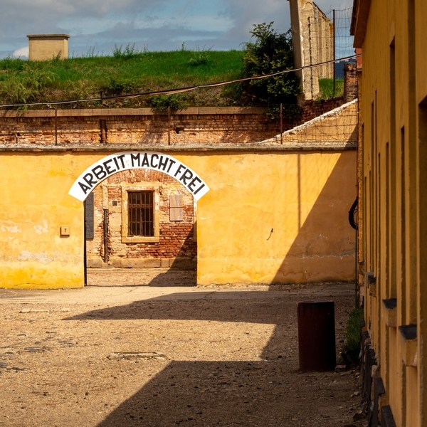 Entrada a la Fortaleza Pequeña de Terezín con la inscripción Arbeit Macht Frei