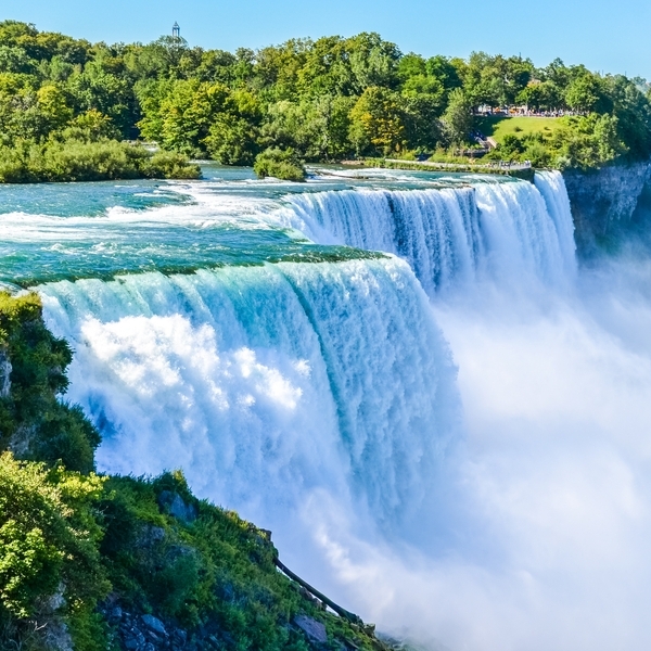 Cataratas del Niágara fluyendo con fuerza