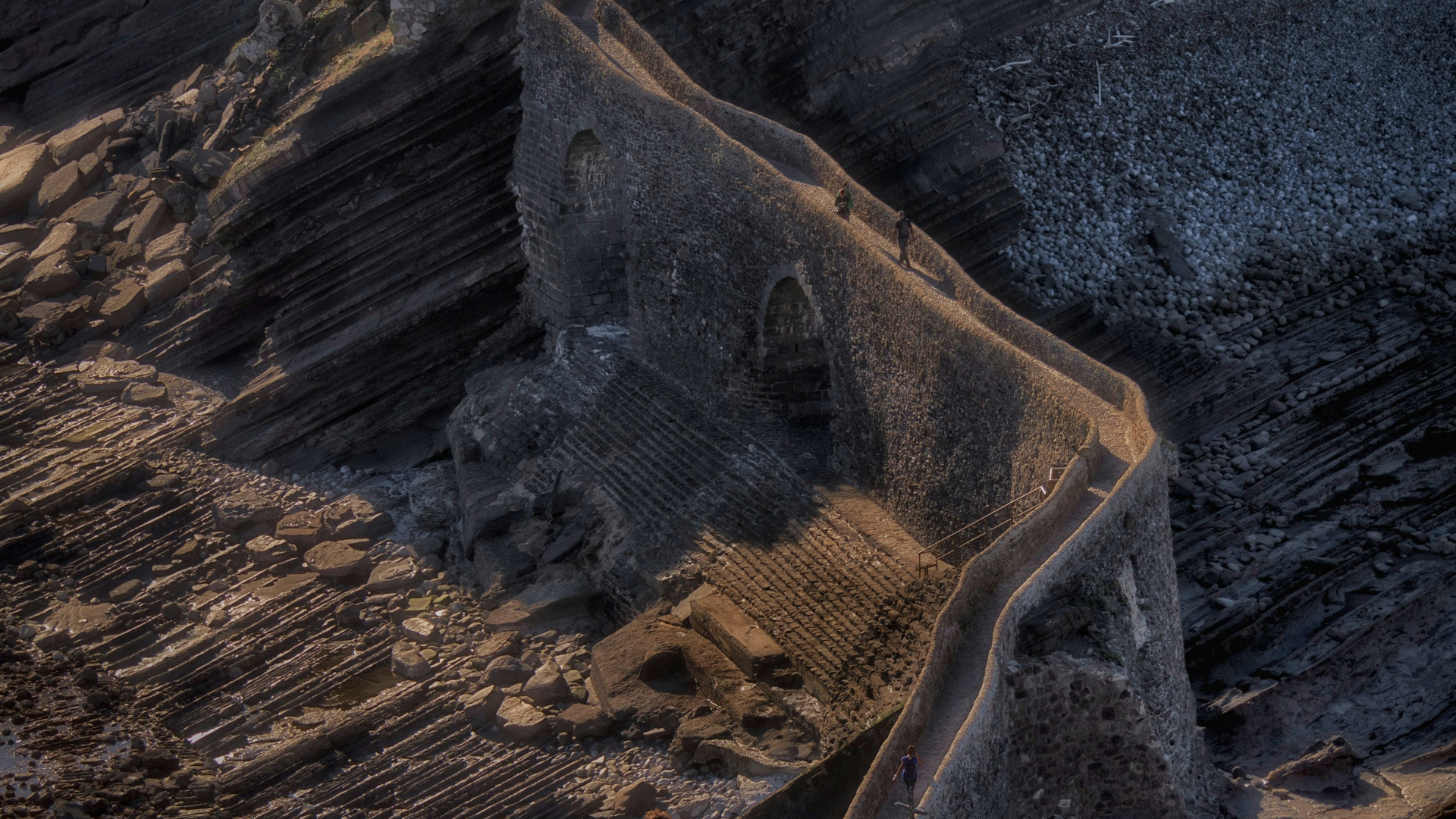 Escaleras de piedra en San Juan de Gaztelugatxe sobre formaciones rocosas junto al mar.