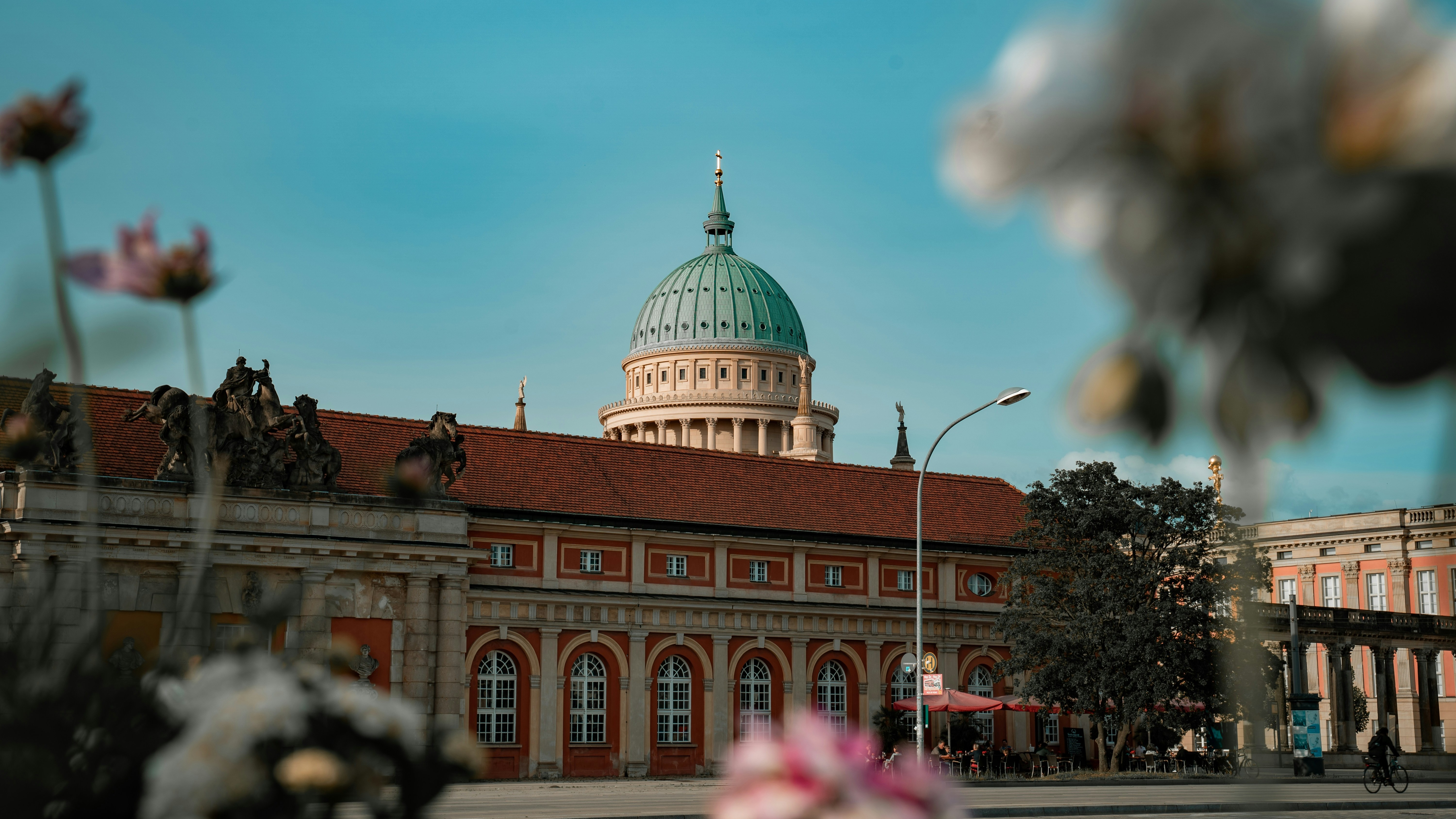 Iglesia de San Nicolás (Nikolaikirche) en el Alter Markt de Potsdam, Alemania, con su gran cúpula verde y arquitectura clásica.