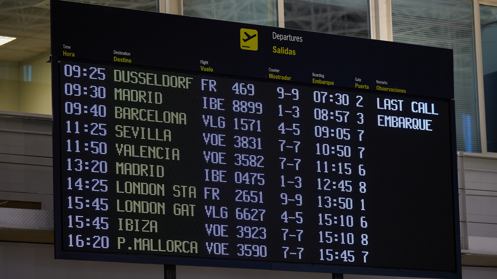 Pantalla de información del Aeropuerto de Asturias