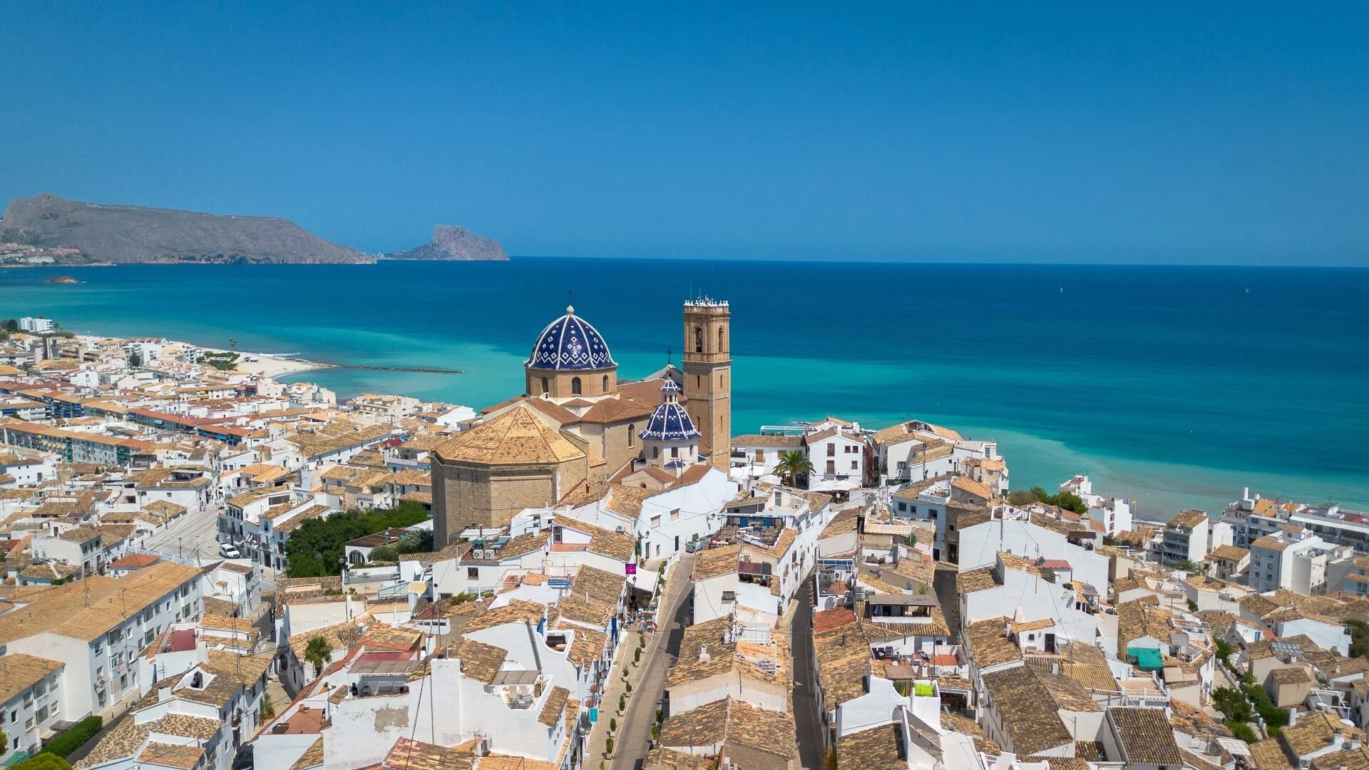 Vista aérea de Altea con la iglesia de cúpulas azules frente al mar Mediterráneo
