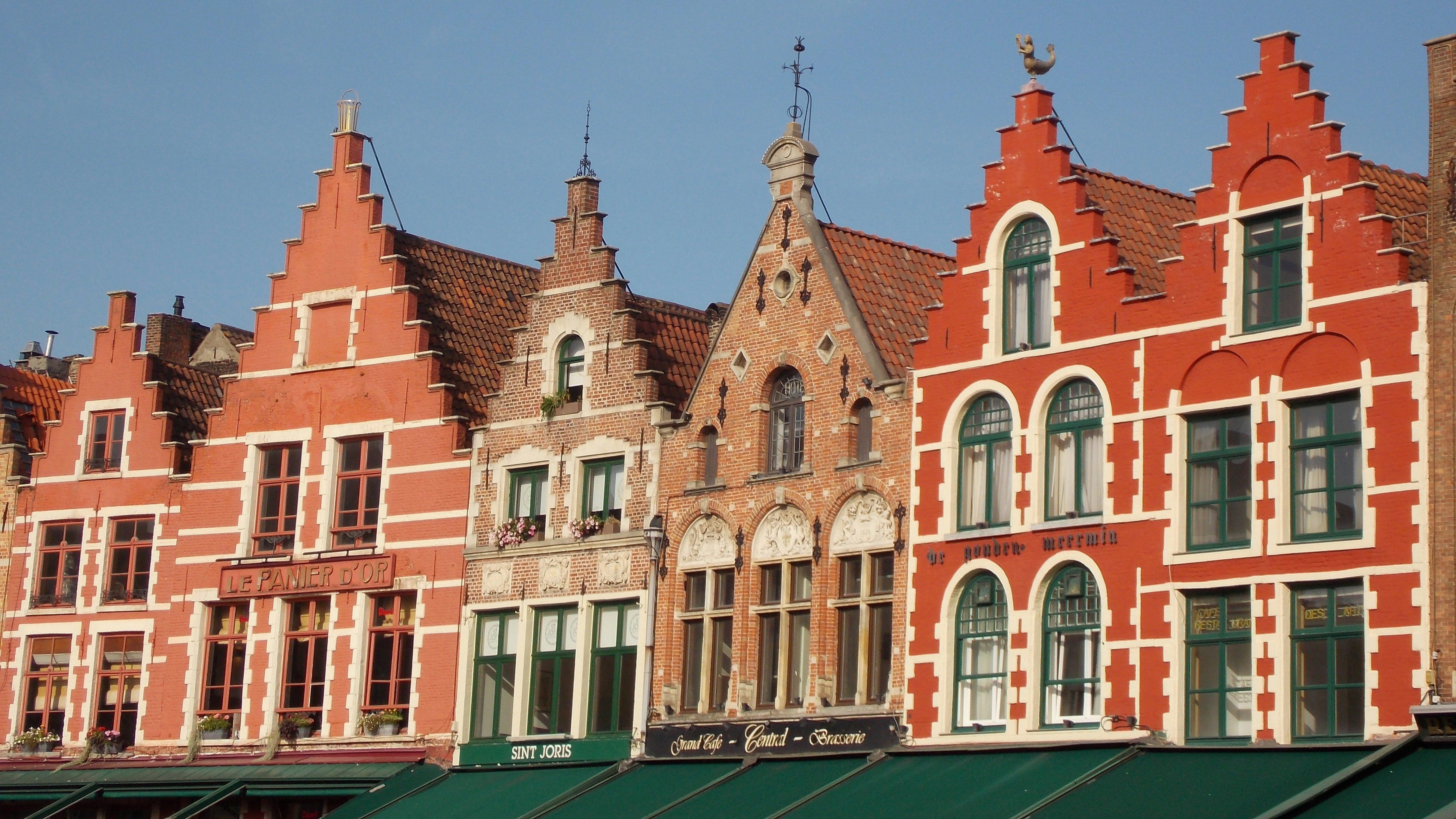 Fachadas escalonadas y coloridas de la plaza Markt en Brujas.