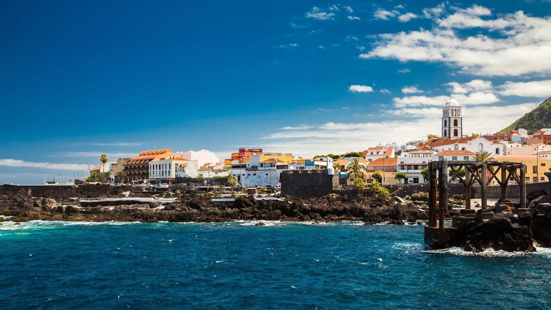 Casco histórico y costa volcánica de Garachico bajo un cielo azul en Tenerife