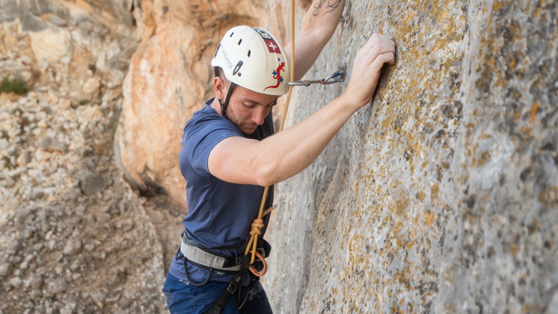 Hombre escalando una pared de roca en El Chorro, cerca del Caminito del Rey