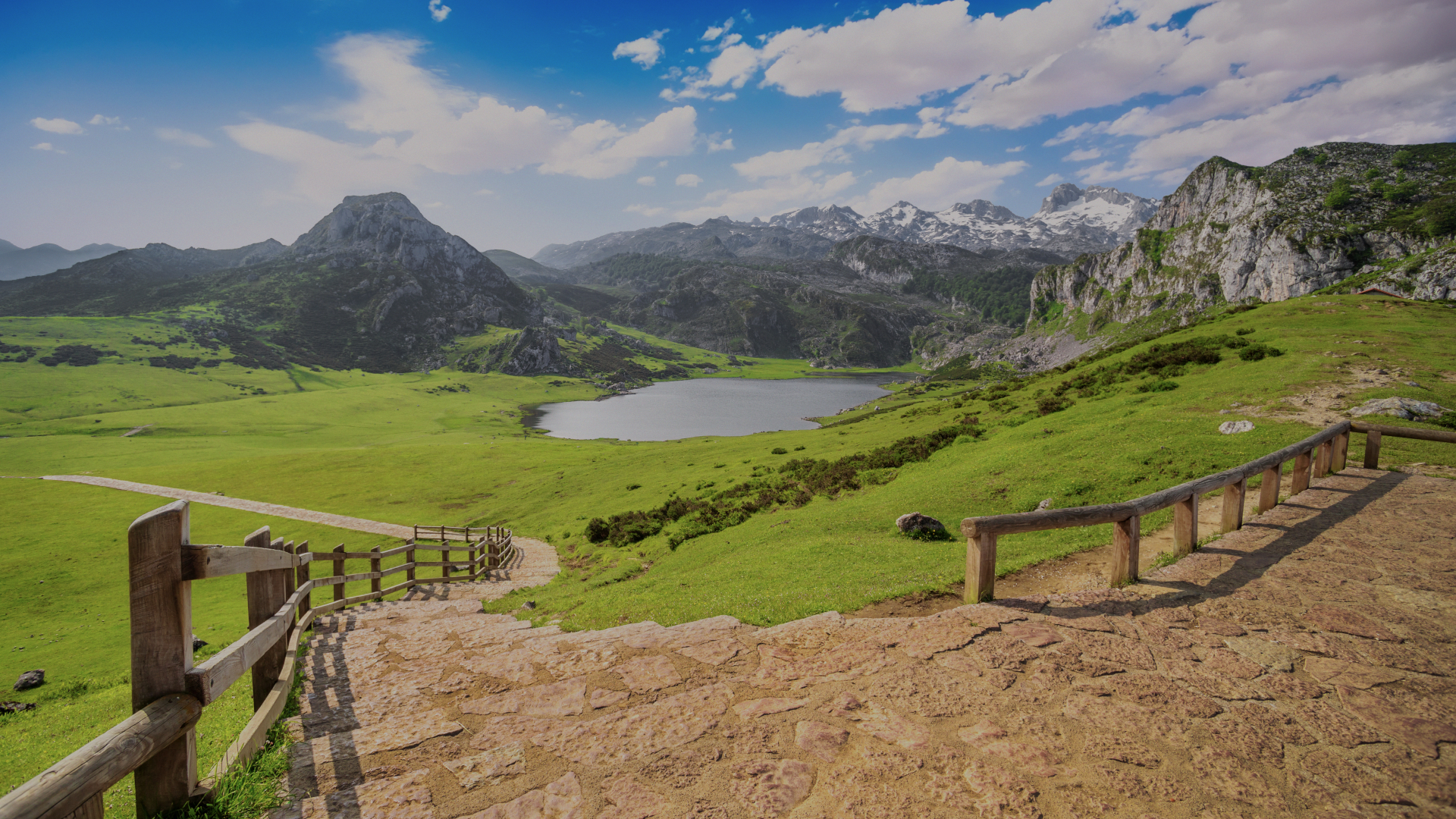 Vista panorámica de los Lagos de Covadonga en los Picos de Europa, Asturias