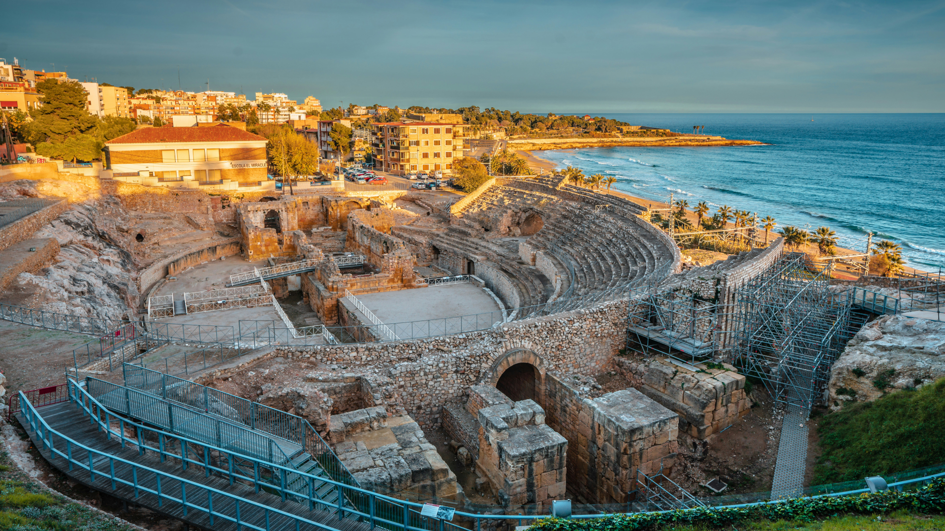 Anfiteatro romano de Tarragona, Cataluña, con vistas a la playa, el mar Mediterráneo y edificios modernos.