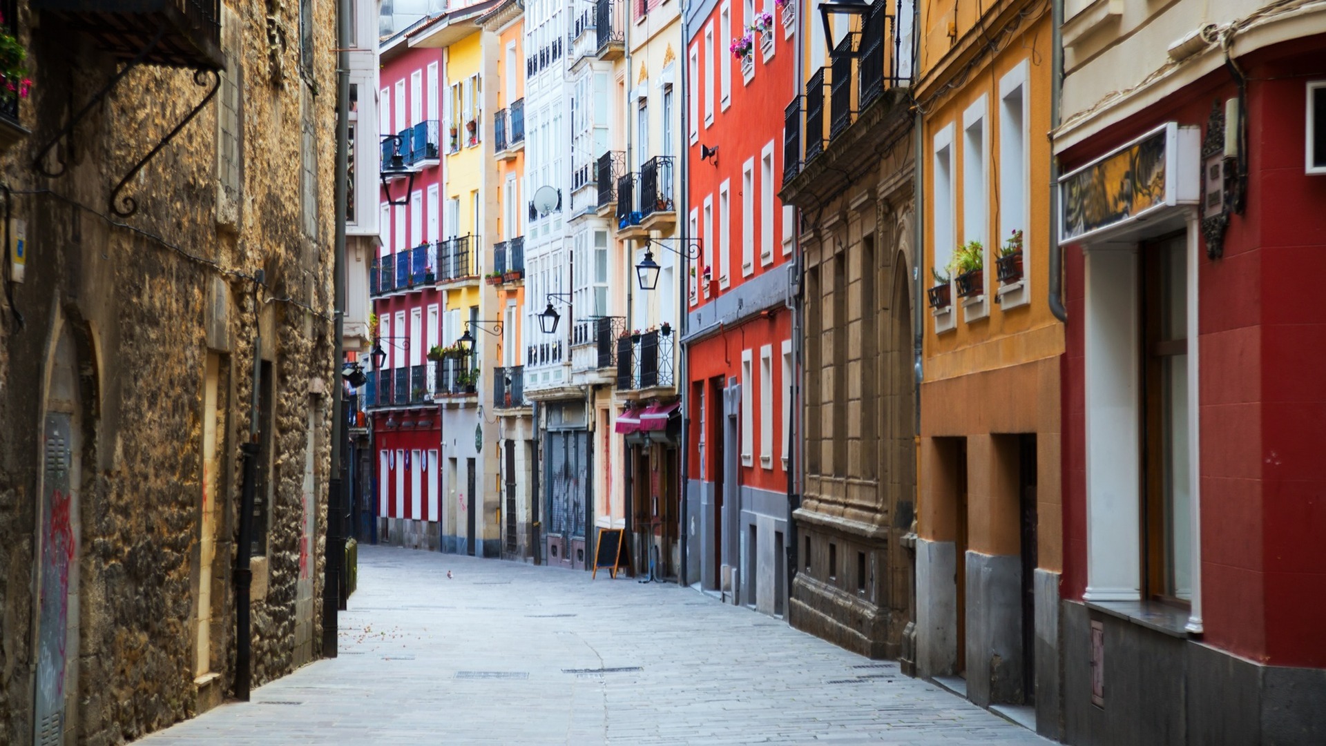 Calle del casco antiguo de Vitoria-Gasteiz con fachadas de colores