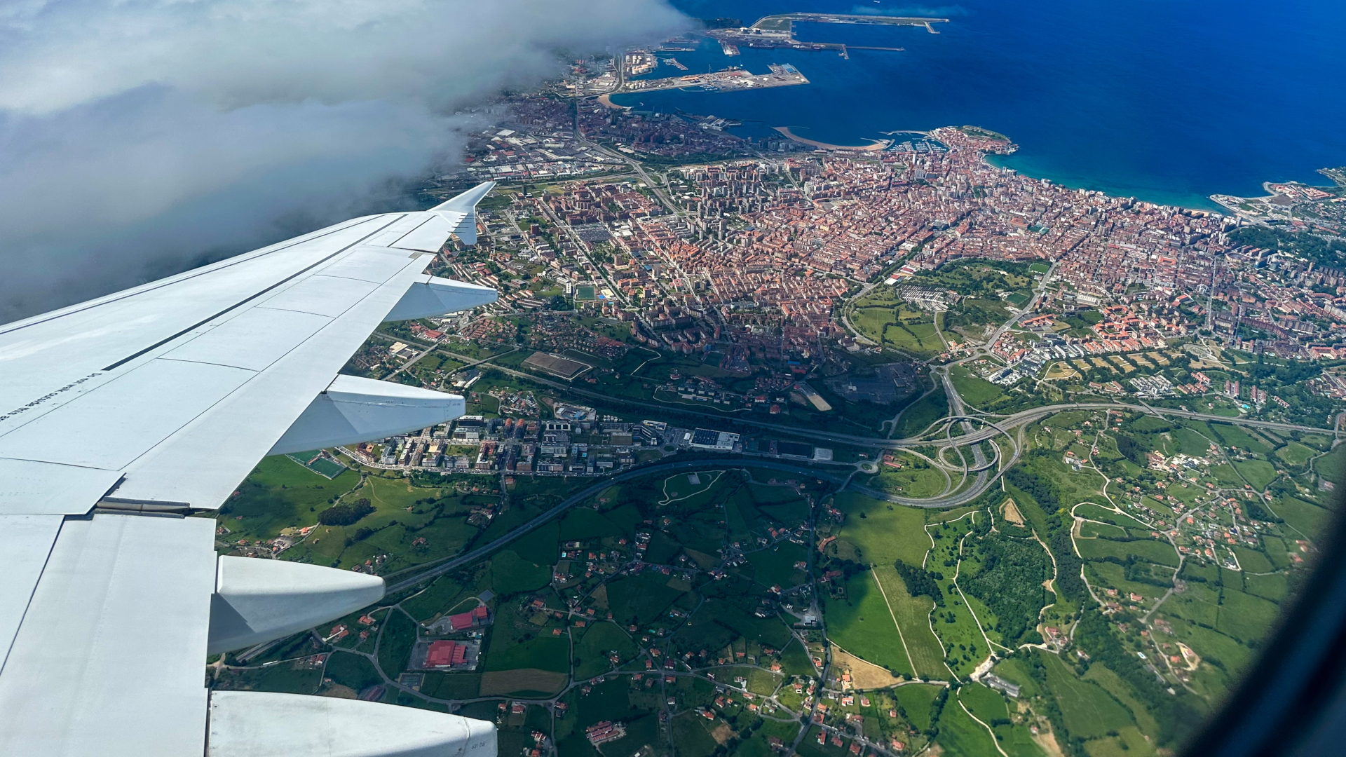 Gijón desde la ventana de un avión a punto de aterrizar