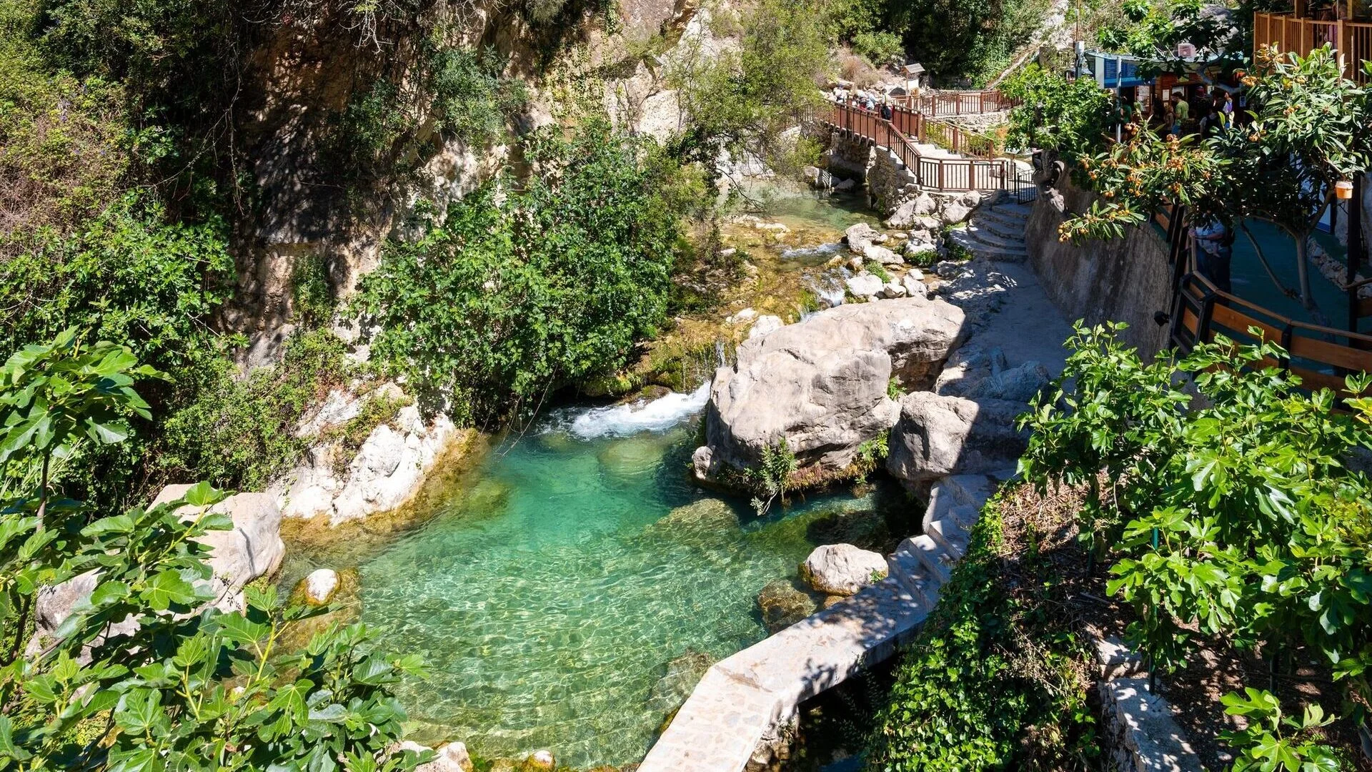 Sendero y pasarela de madera junto a las pozas de las Fuentes del Algar, Alicante