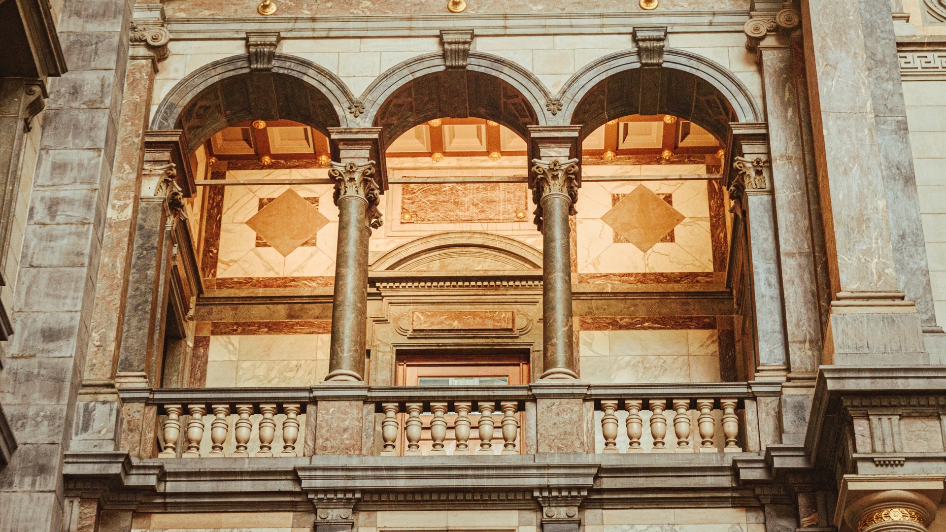 Arquitectura clásica en edificio histórico del centro de Amberes, Bélgica