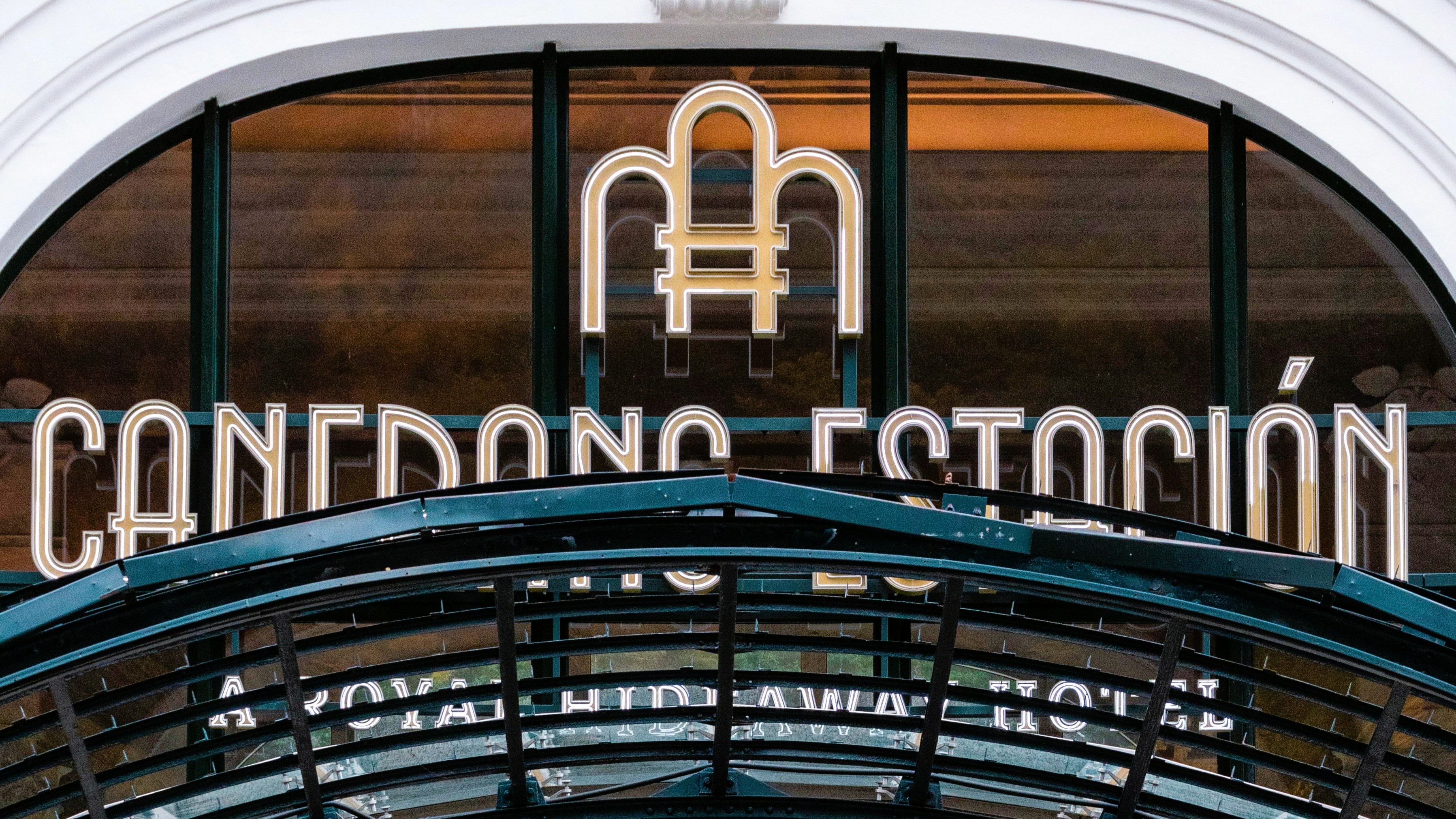 Señalización luminosa Canfranc Estación A Royal Hideaway Hotel en fachada de la histórica estación de tren, Huesca.