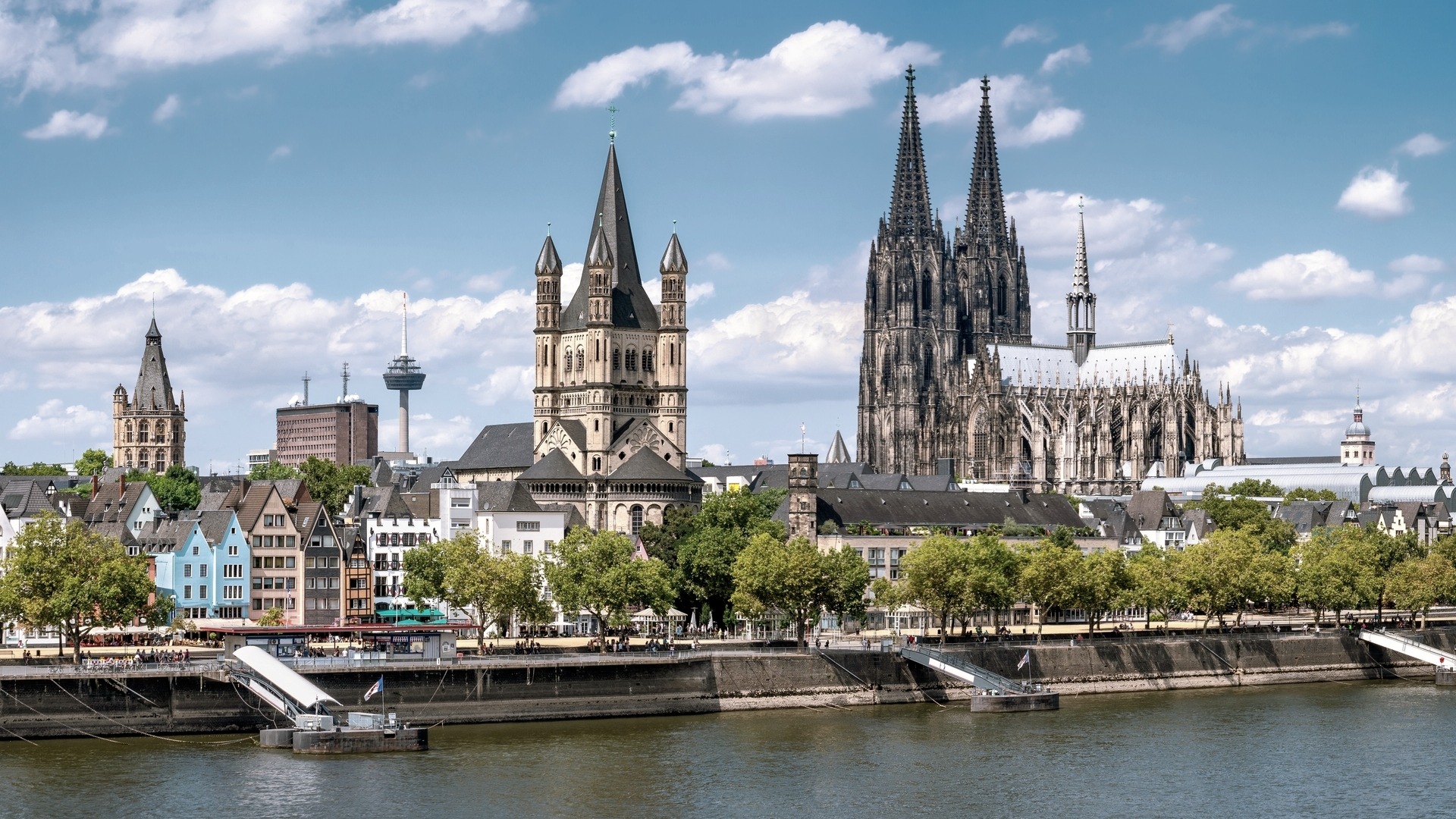 Vistas de la Catedral de Colonia y la Gran Iglesia de San Martín junto al Rin.