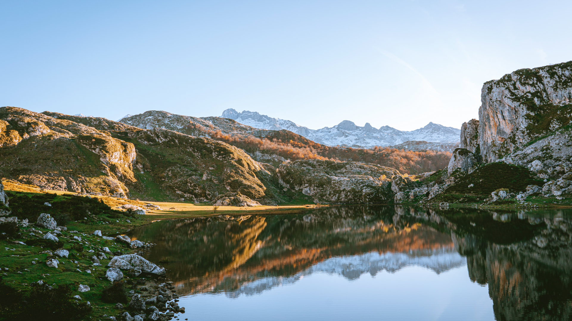 Reflejo del paisaje en el lago Ercina, Lagos de Covadonga, Asturias