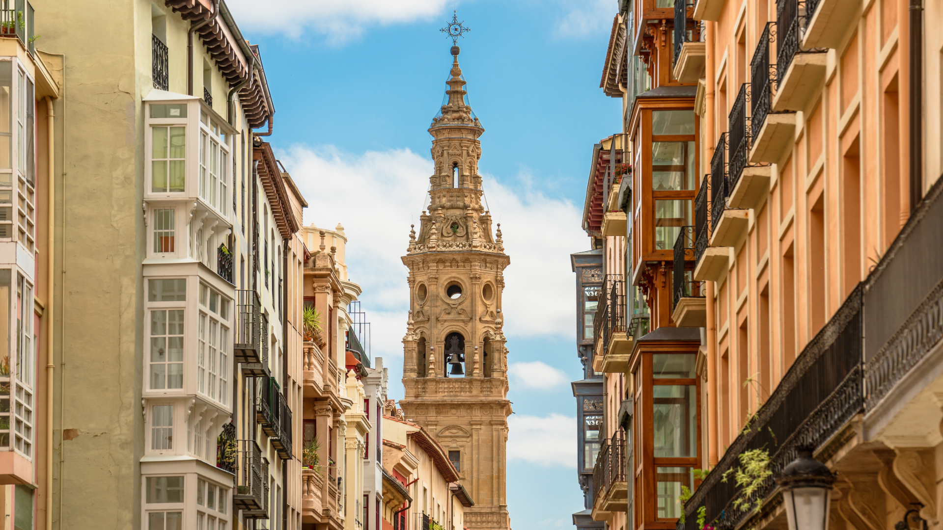 Torre de la Concatedral de la Redonda entre edificios del centro de Logroño