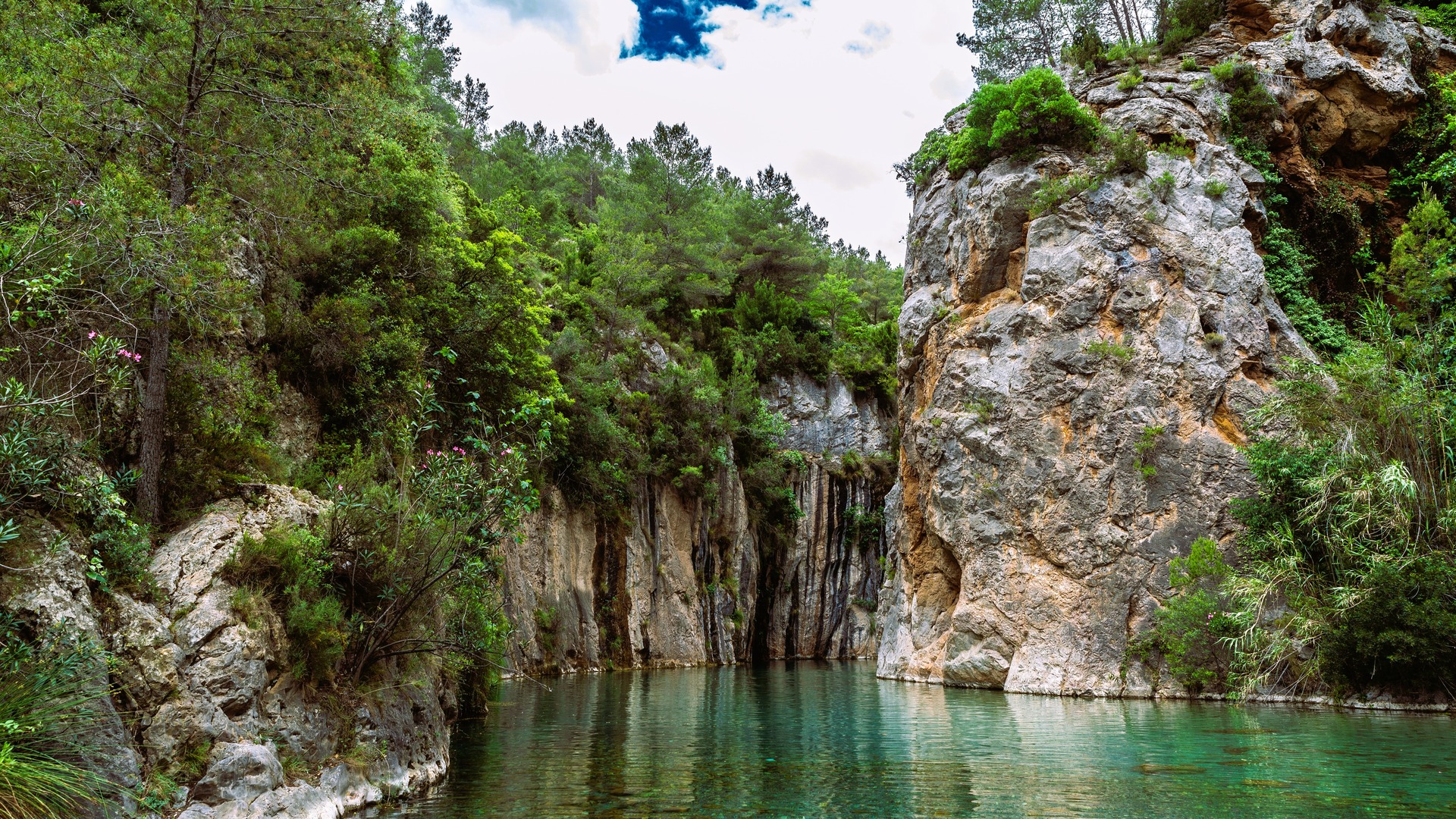 Paraje natural de las Fuentes de Baños en Montanejos, aguas turquesas entre montañas