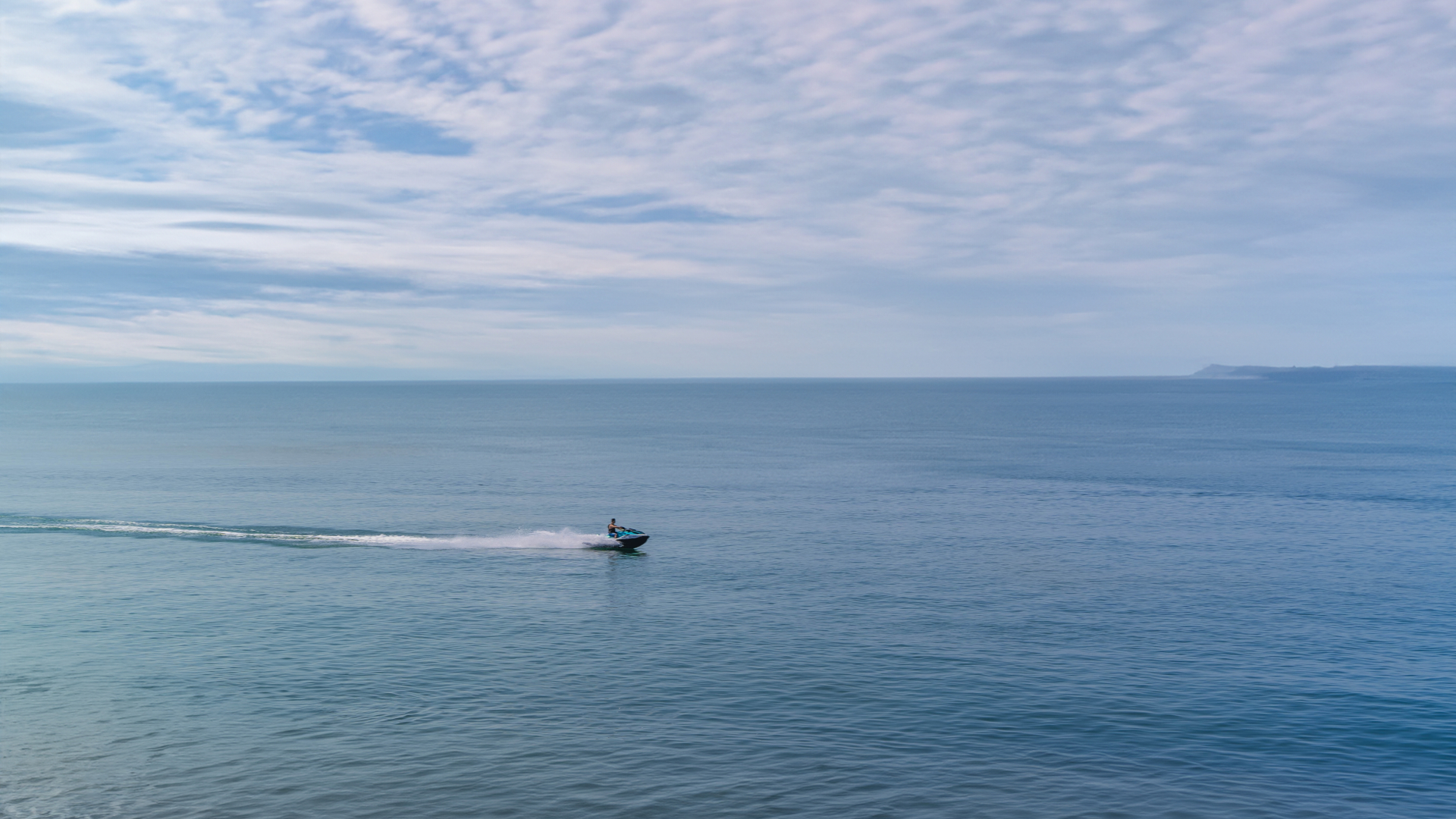 Una moto de agua navega a toda velocidad por el mar Cantábrico