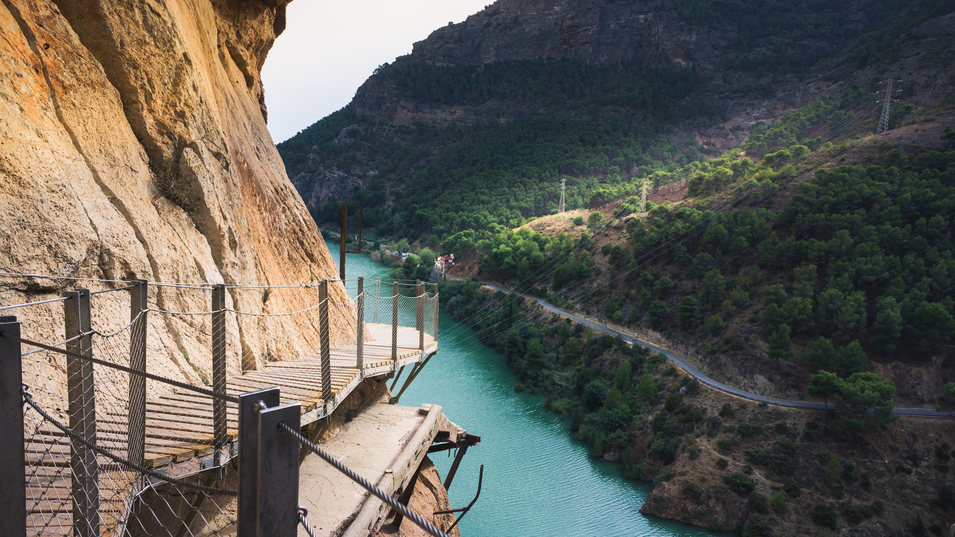 Pasarela del Caminito del Rey con vistas al río Guadalhorce y valle de Málaga