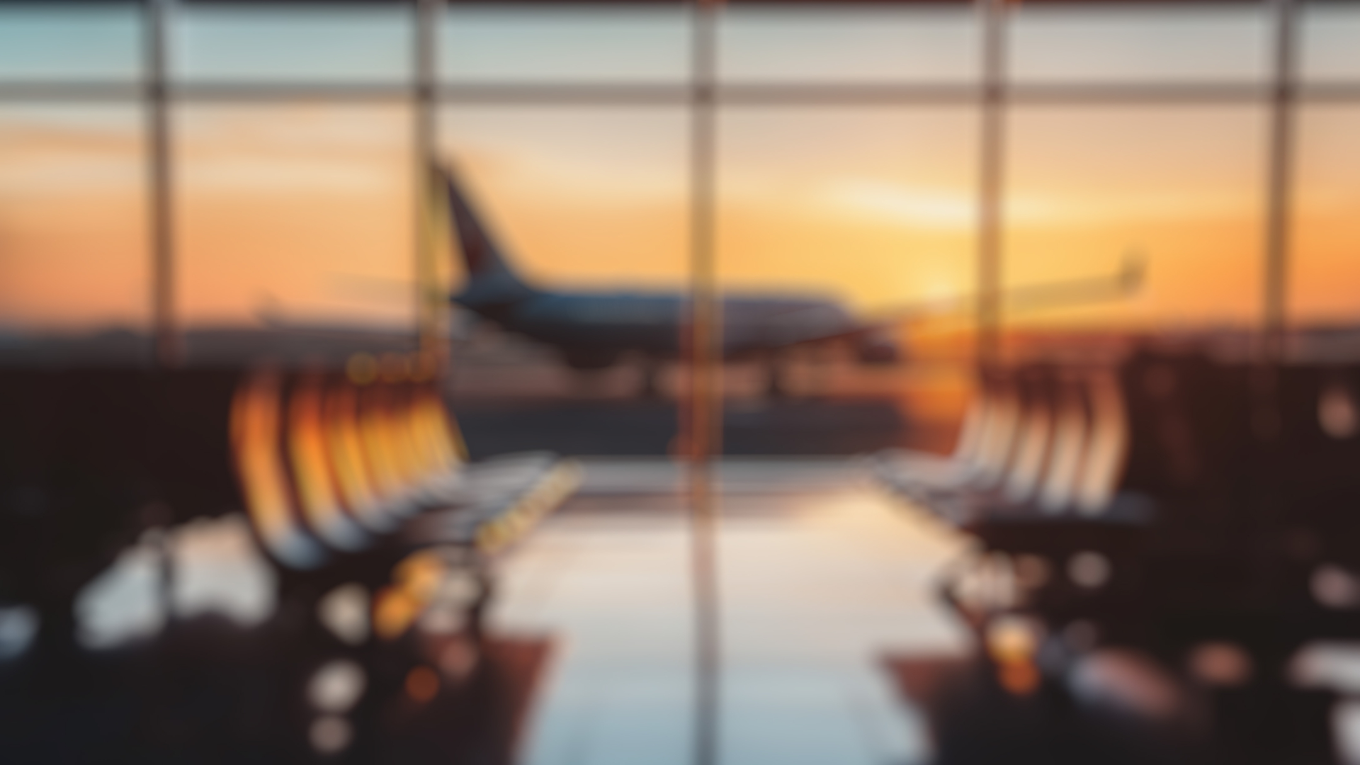 Atardecer en la terminal de aeropuerto con un avión de fondo