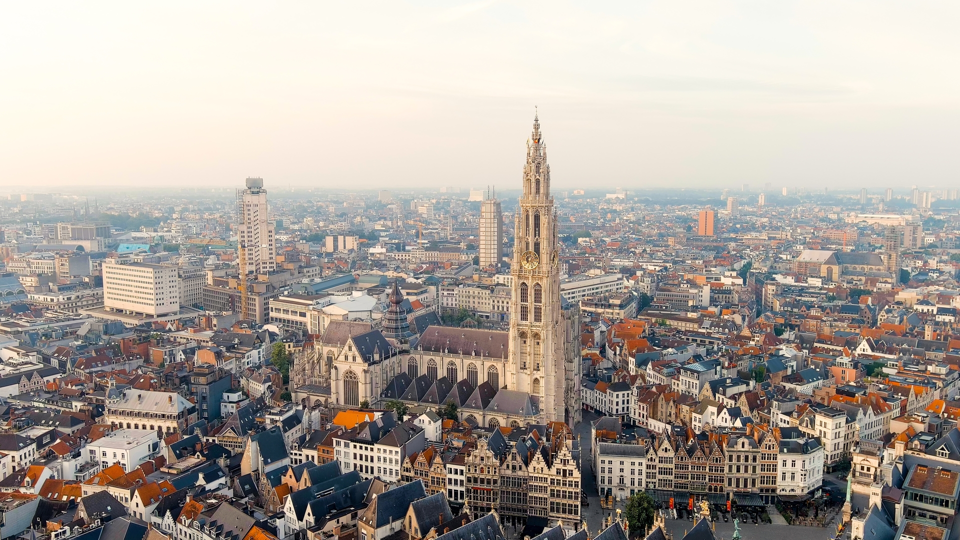 Vista panorámica del centro histórico de Amberes, Bélgica, con su catedral