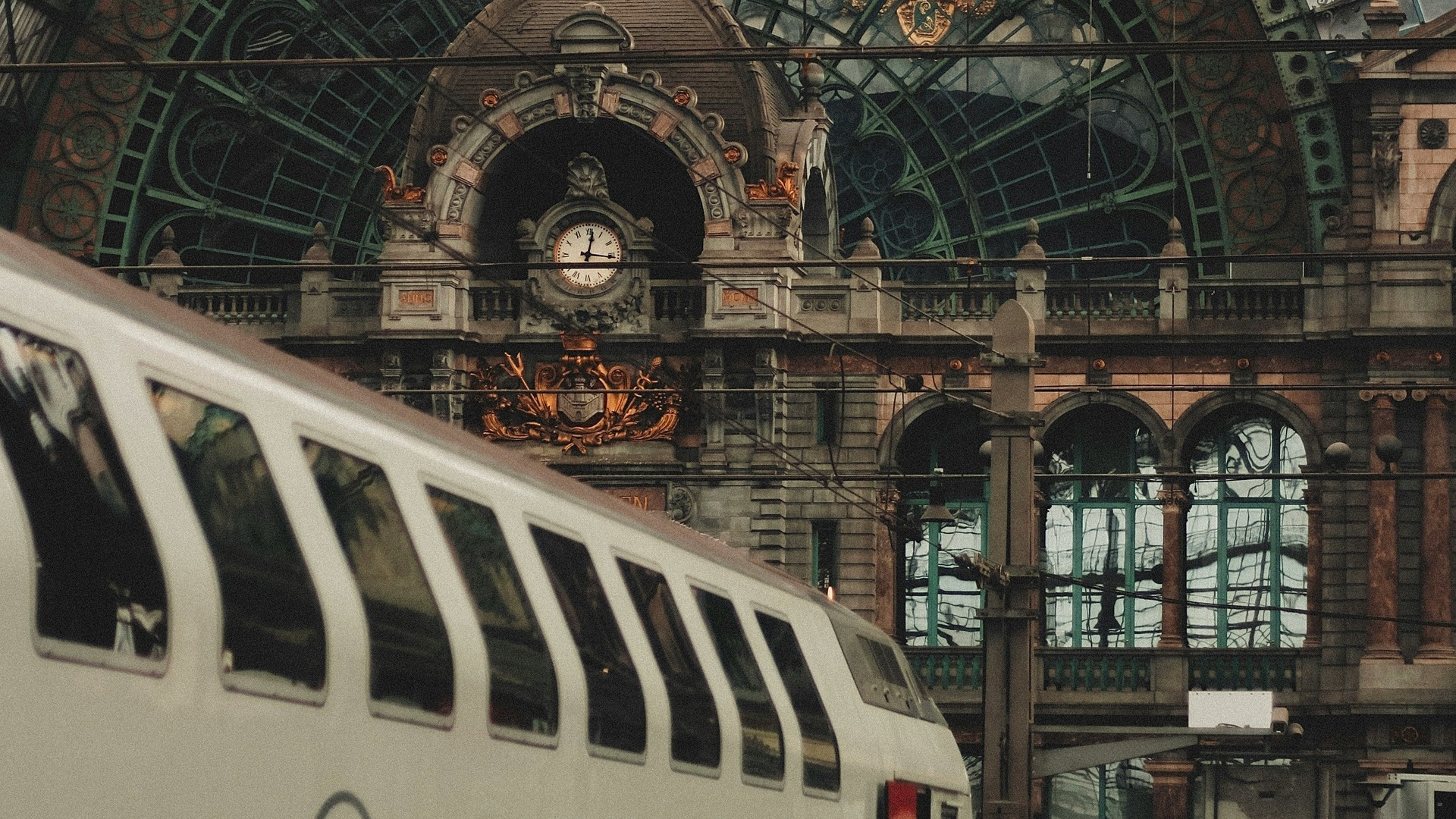 Tren saliendo de la estación central de Amberes con su emblemática fachada y reloj