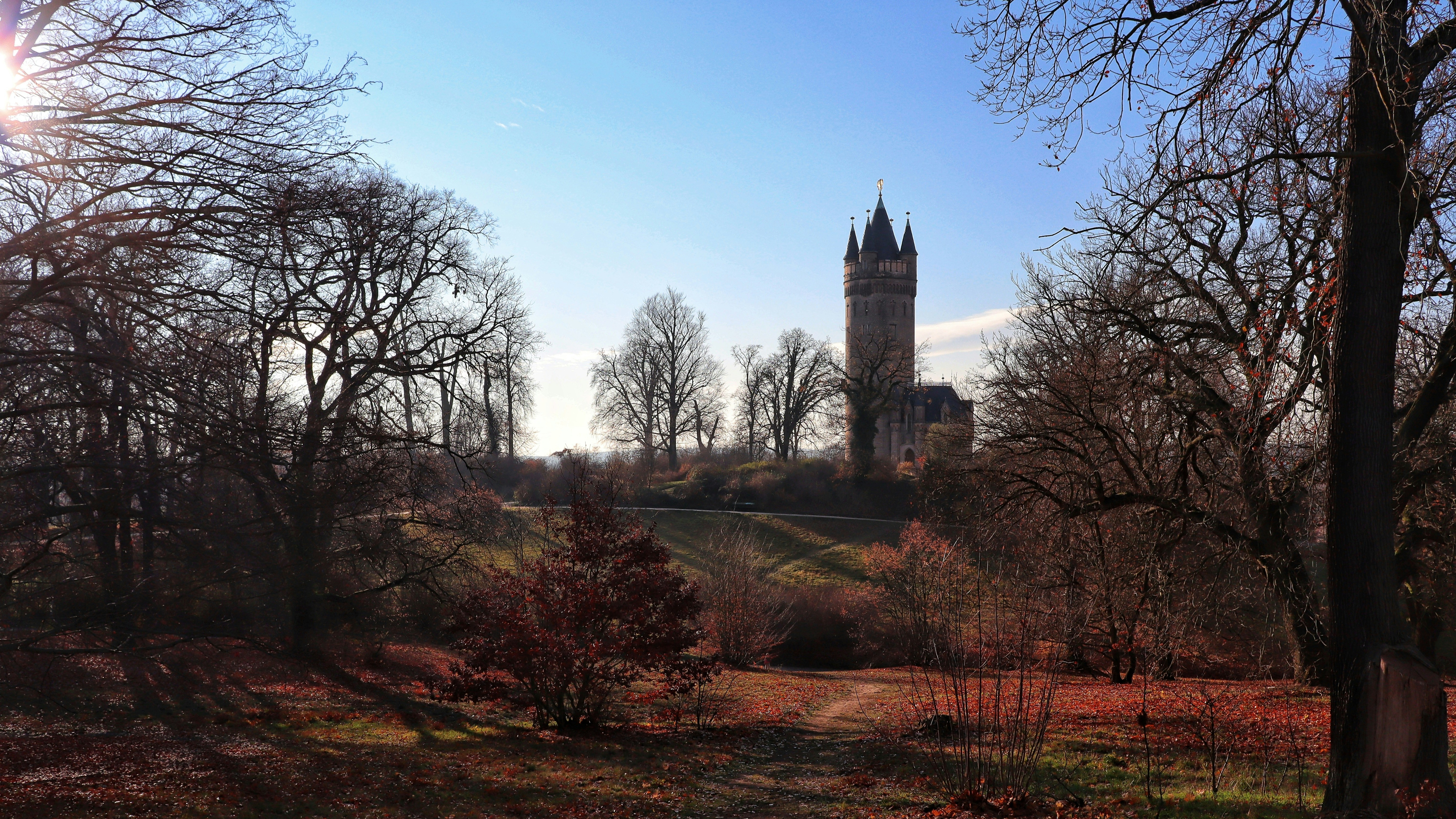 Torre Flatow (Flatowturm) con arquitectura neogótica, vista desde el Parque Babelsberg en Potsdam al atardecer.
