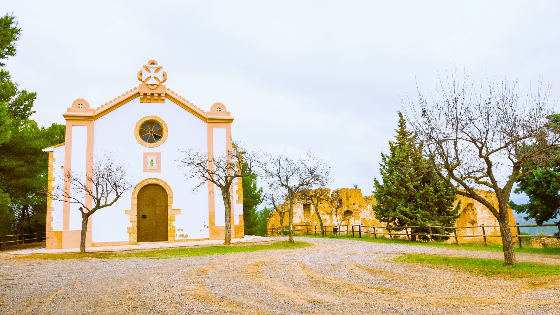 Ermita de la Esperanza y ruinas del castillo en Segorbe, Valencia