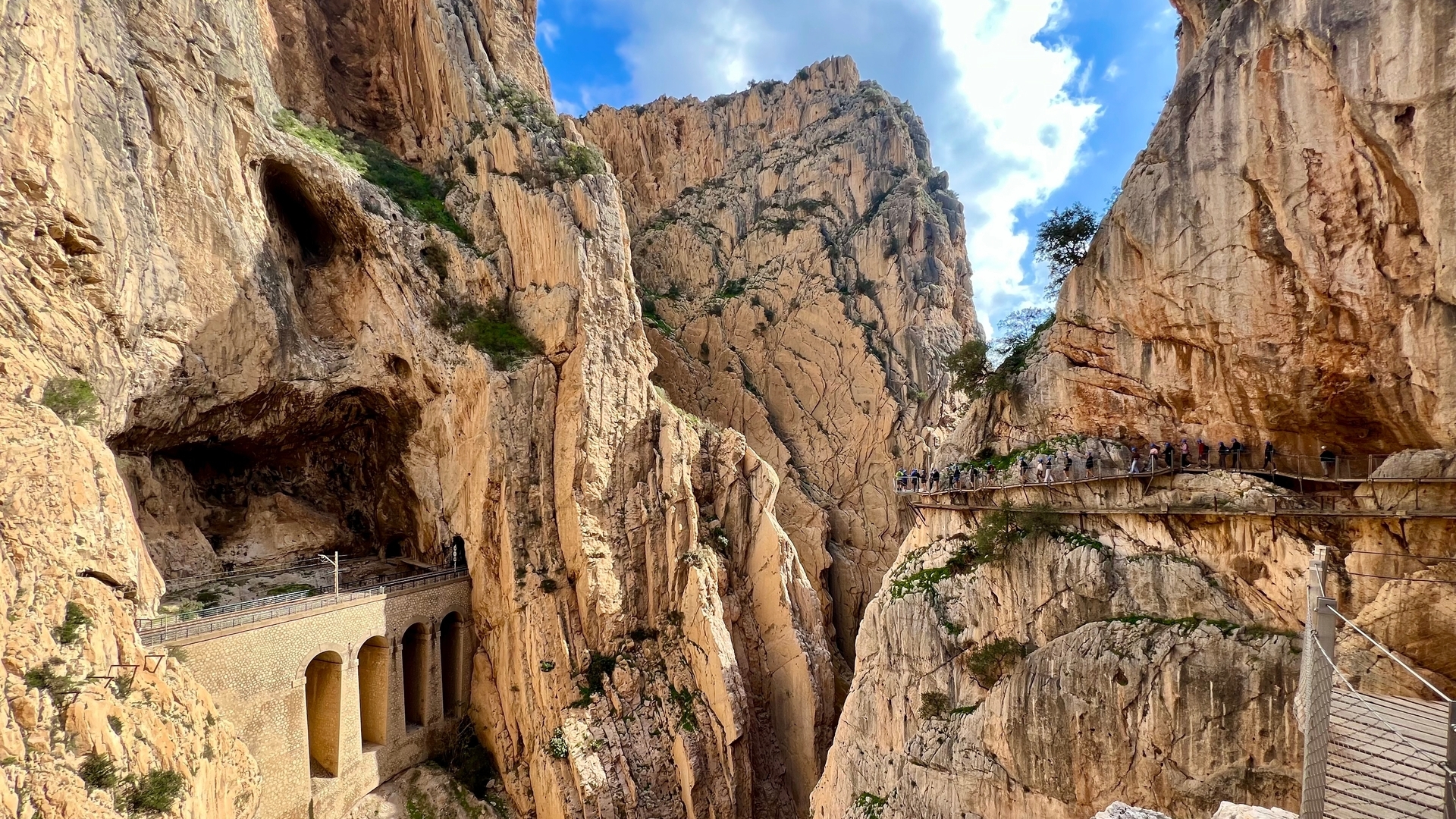 Turistas en las pasarelas y puente de piedra en el Desfiladero de los Gaitanes